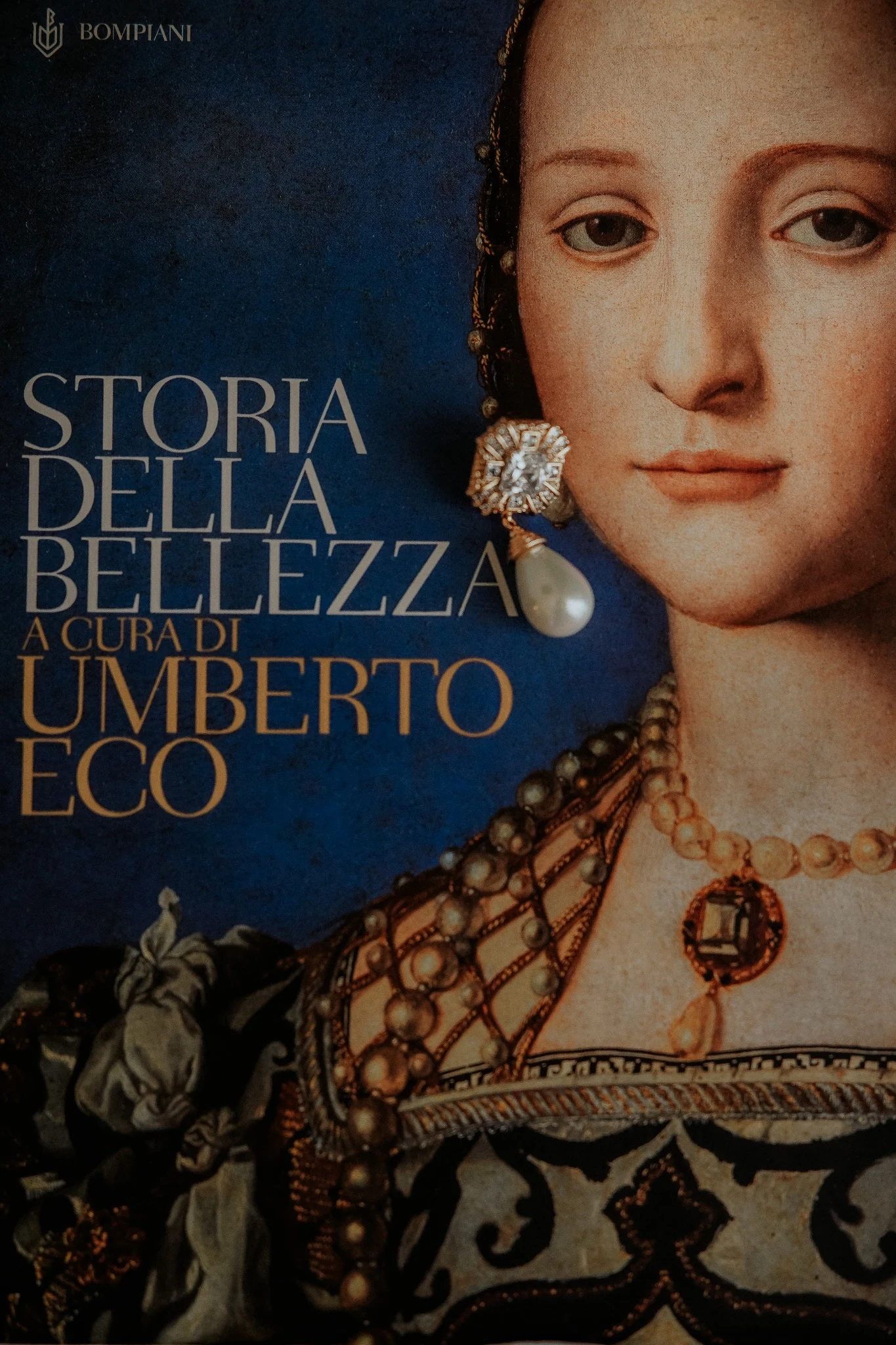 Un libro e i dettagli del matrimonio
