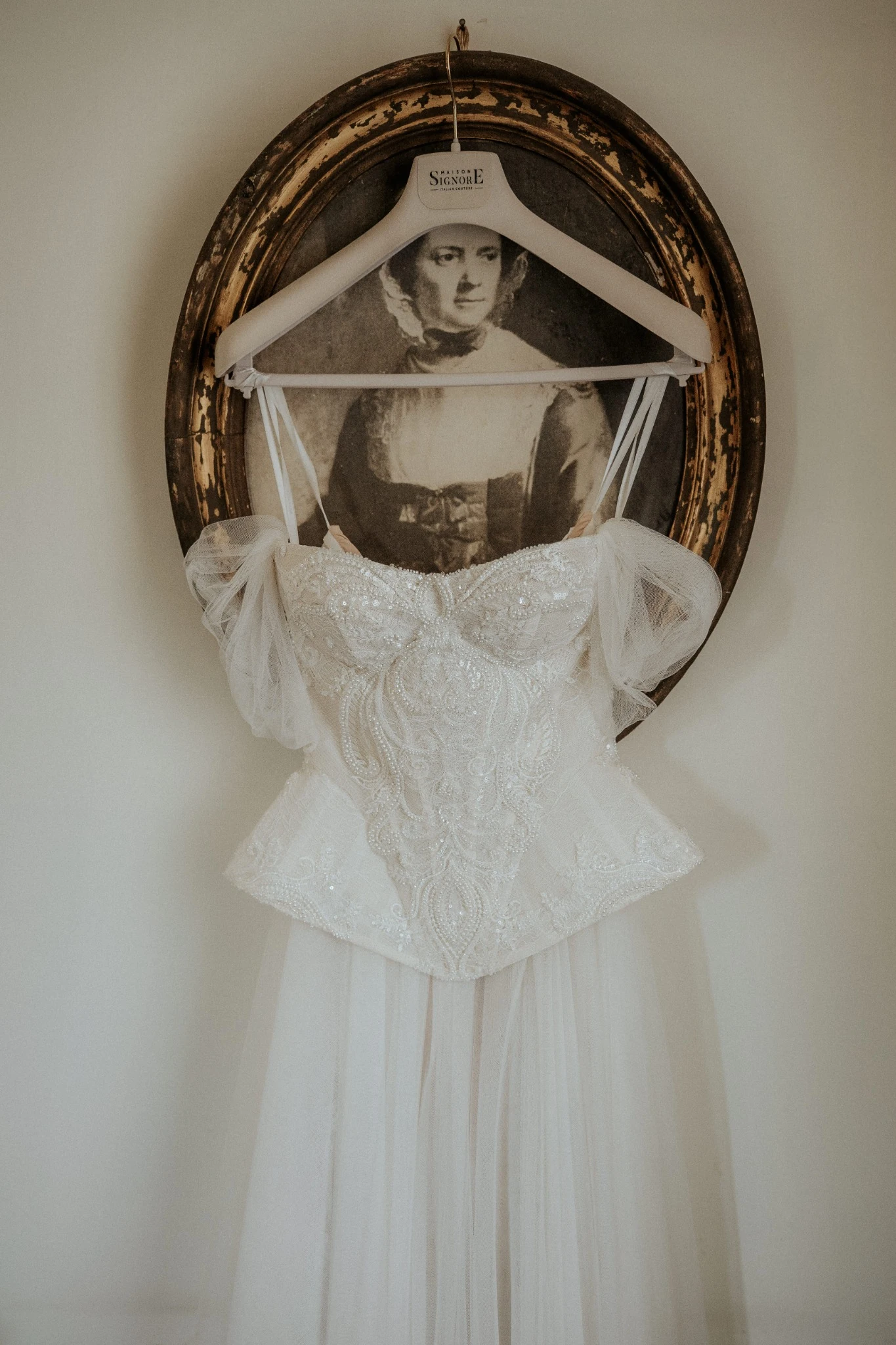 L’abito da sposa davanti al ritratto