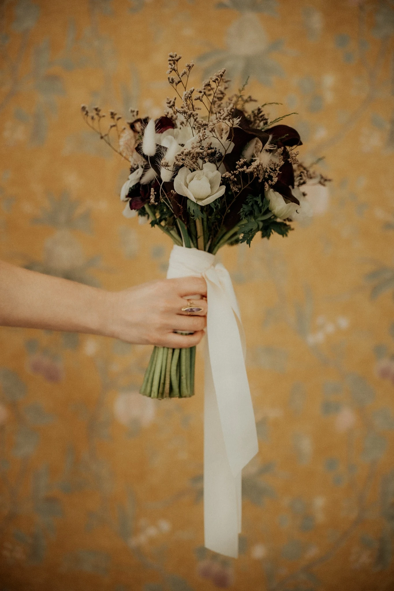Il bouquet tra le mani della sposa