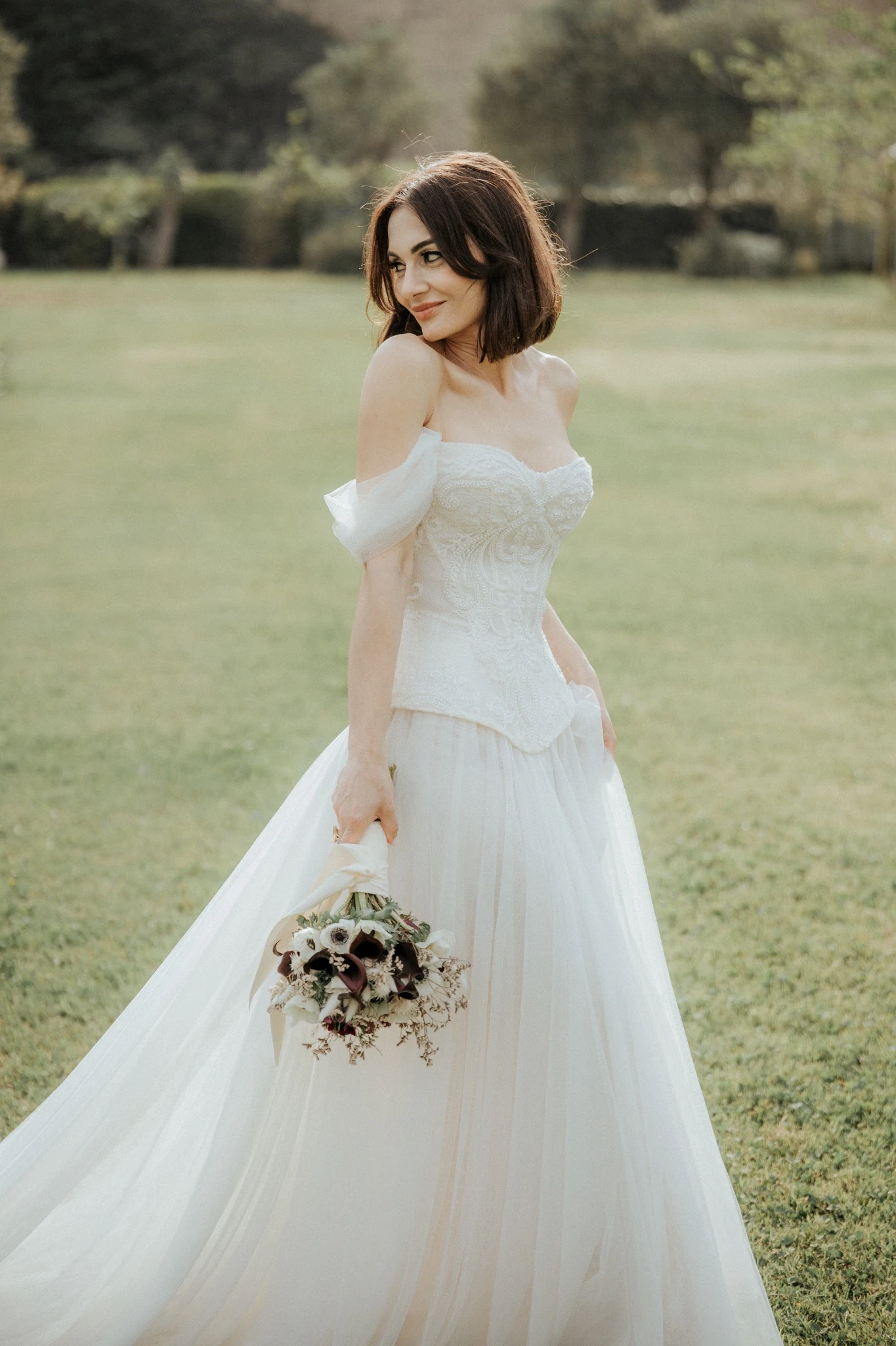 Conni nel prato con il bouquet