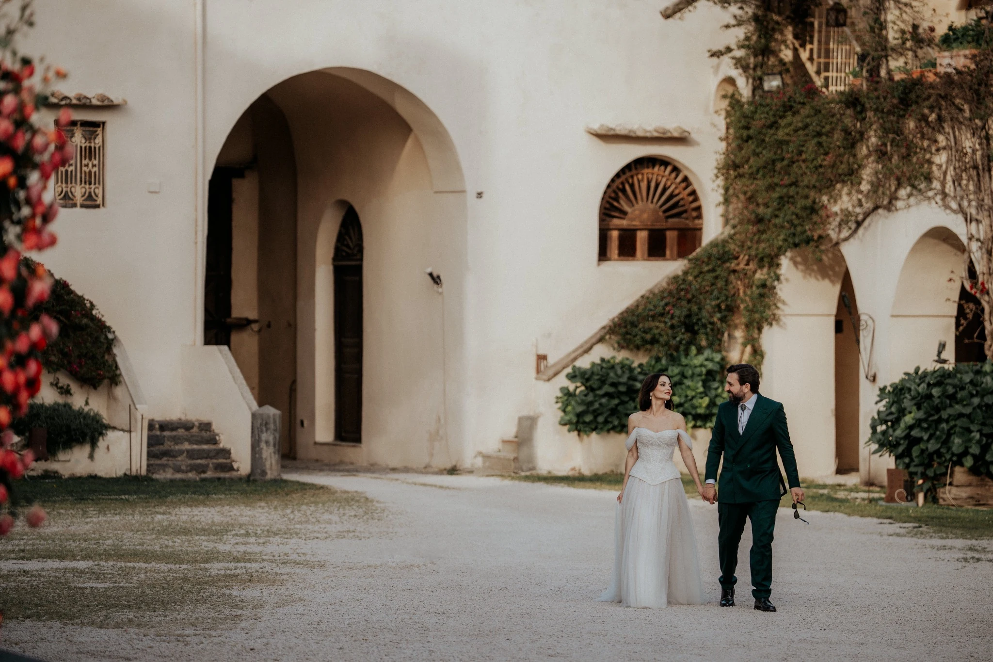 Conni e Giovanni camminano mano nella mano nel cortile