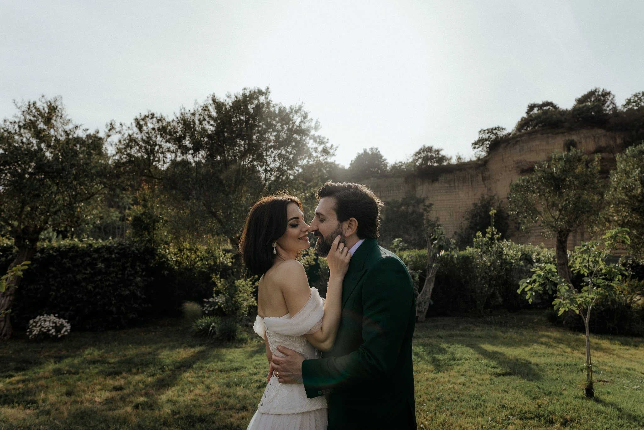 Un bacio tra gli sposi in giardino