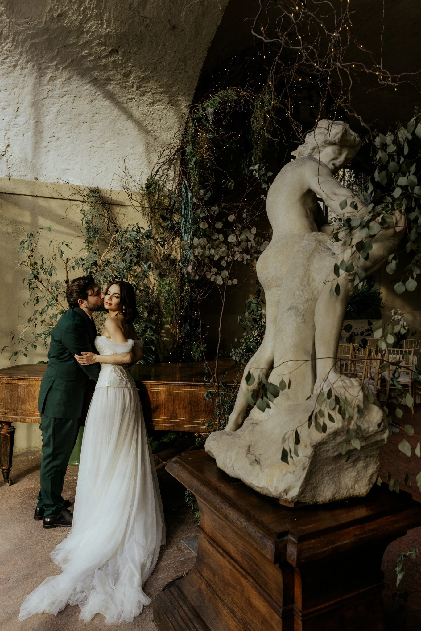 Conni e Giovanni accanto a una scultura