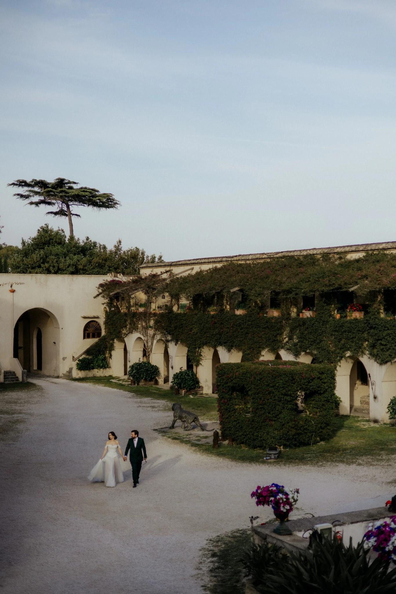 Gli sposi nel cortile della villa