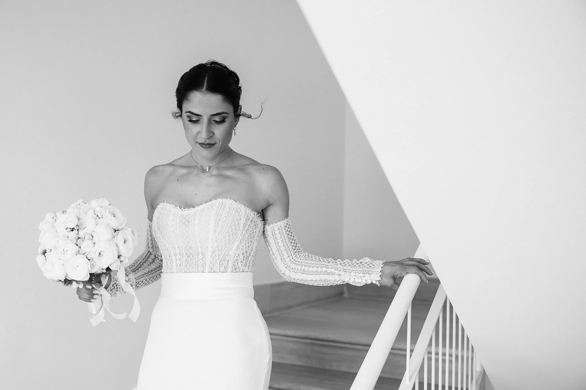 Valentina accanto alla ringhiera nella luce, in bianco e nero