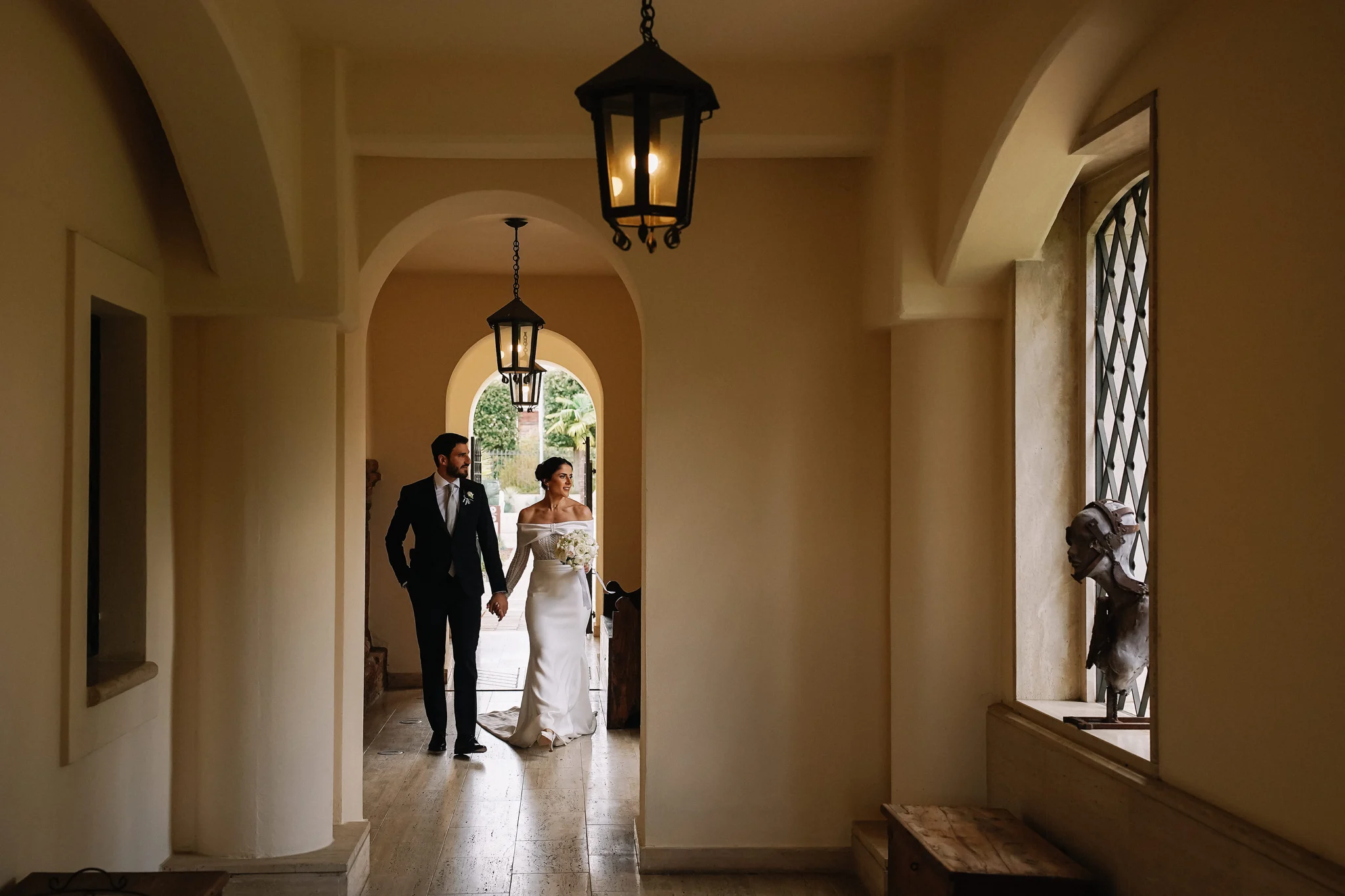 Gaspare e Valentina nel corridoio ad archi