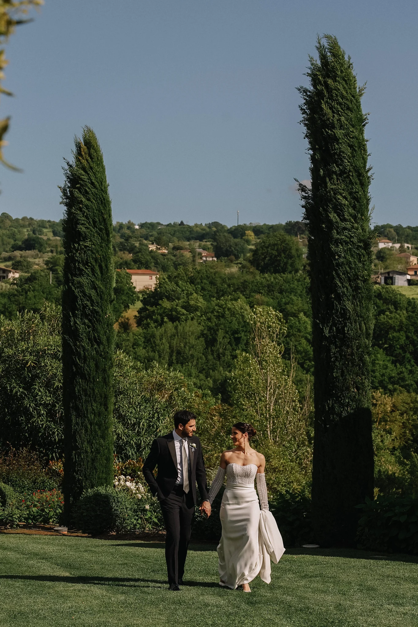 Gaspare e Valentina tra le linee dei cipressi