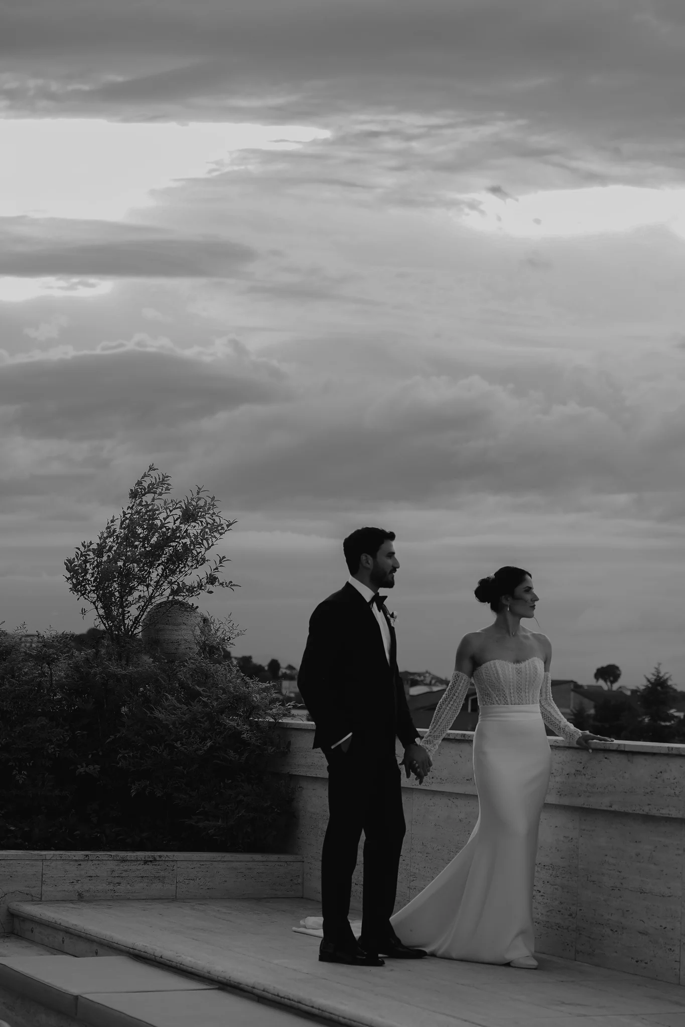 Gli sposi e il paesaggio in bianco e nero
