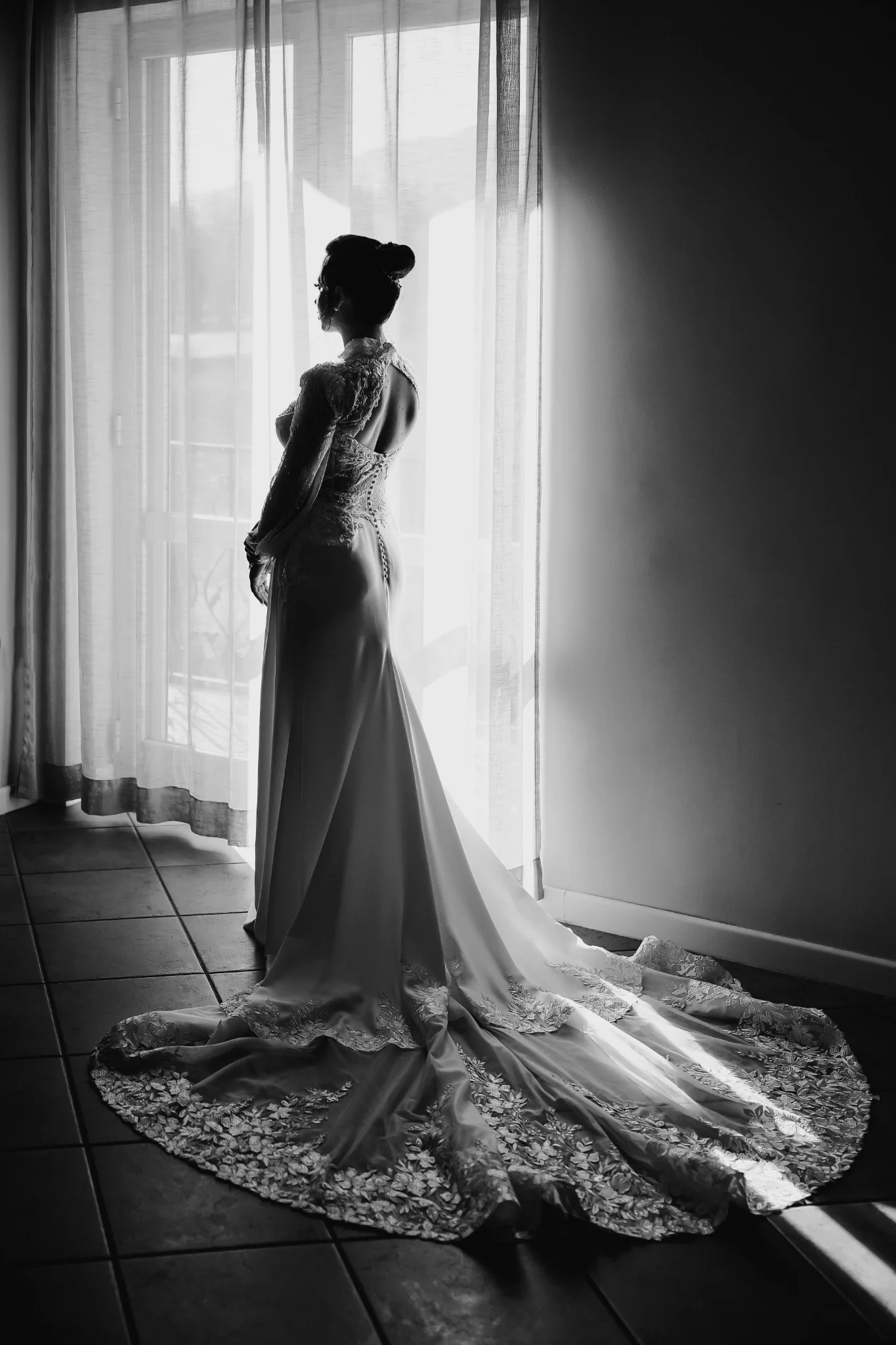 La sposa alla finestra in bianco e nero