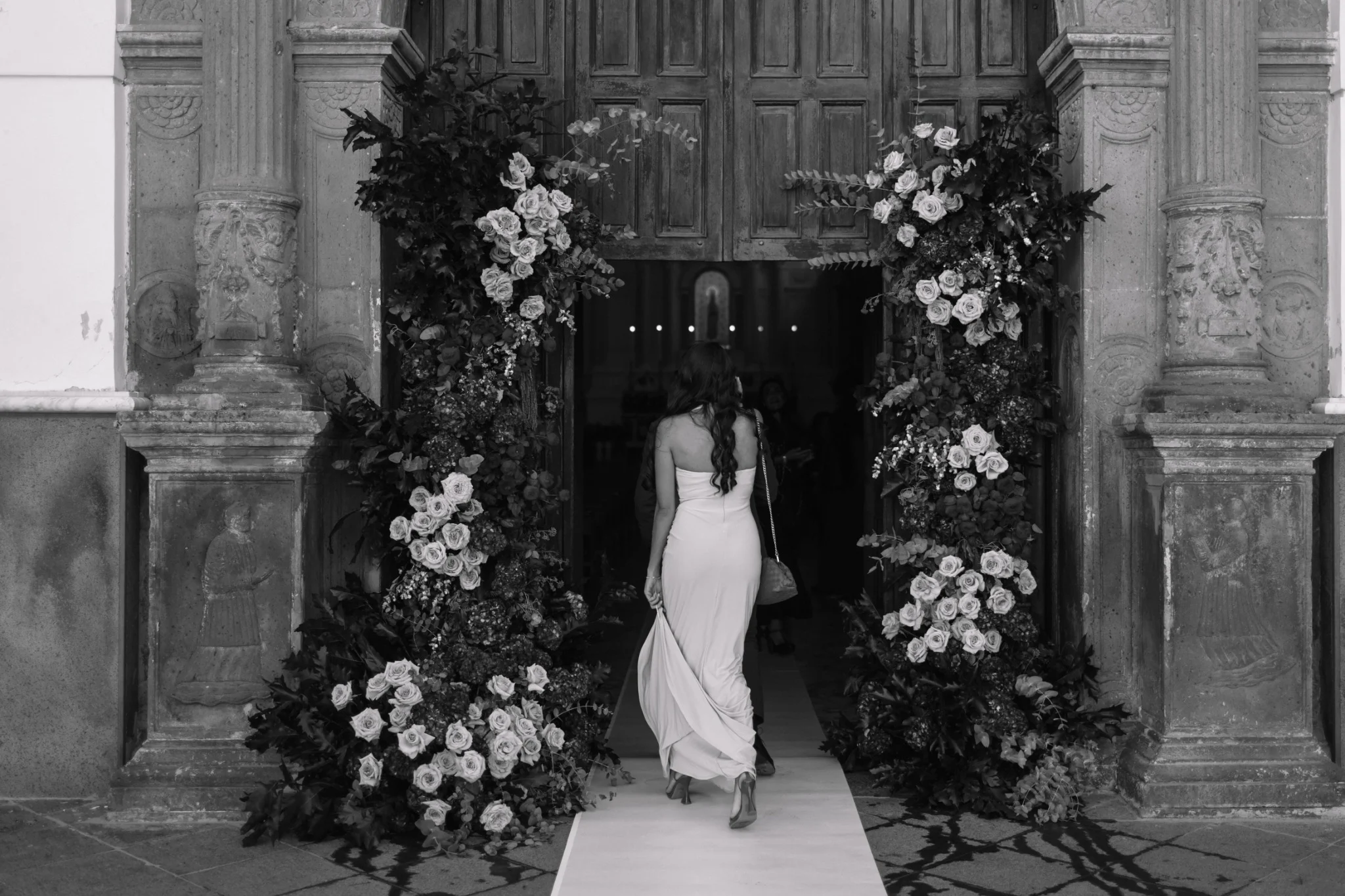 La sposa davanti alla chiesa