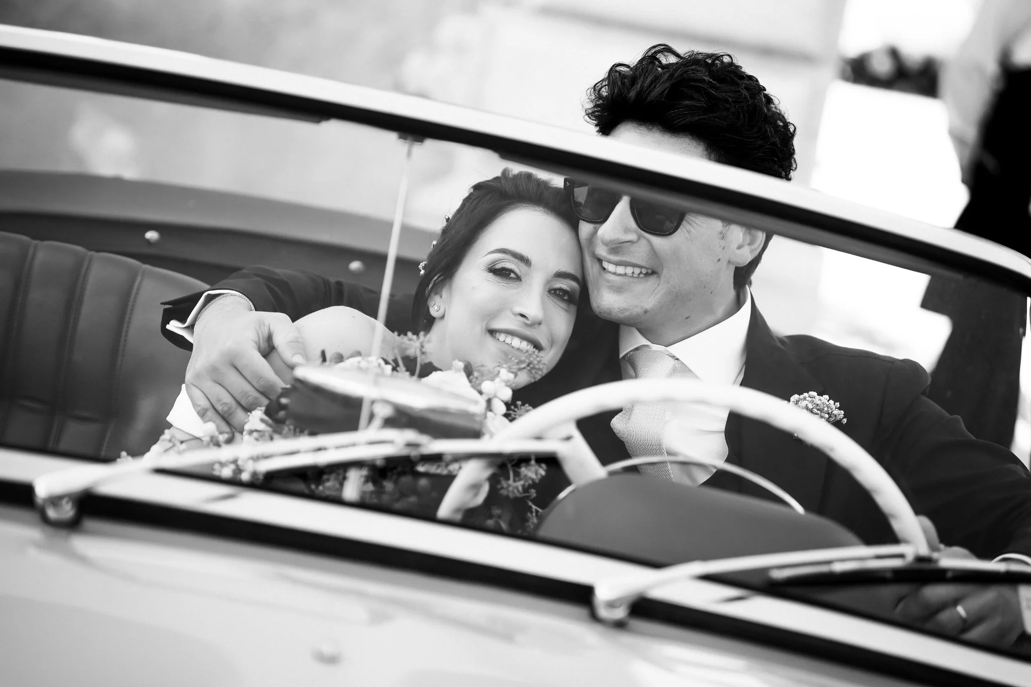 Roberto e Martina sorridono in auto