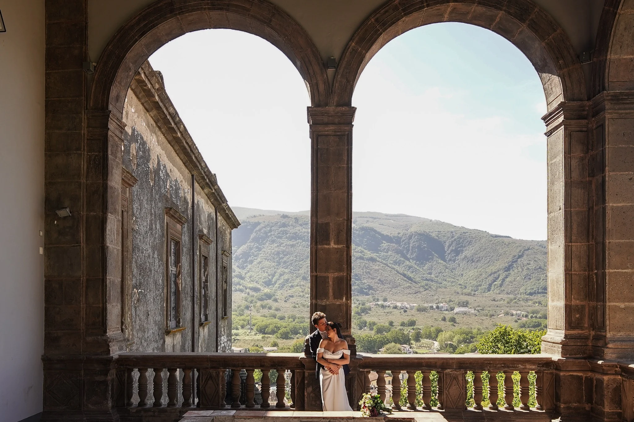 Roberto e Martina tra gli archi e il paesaggio