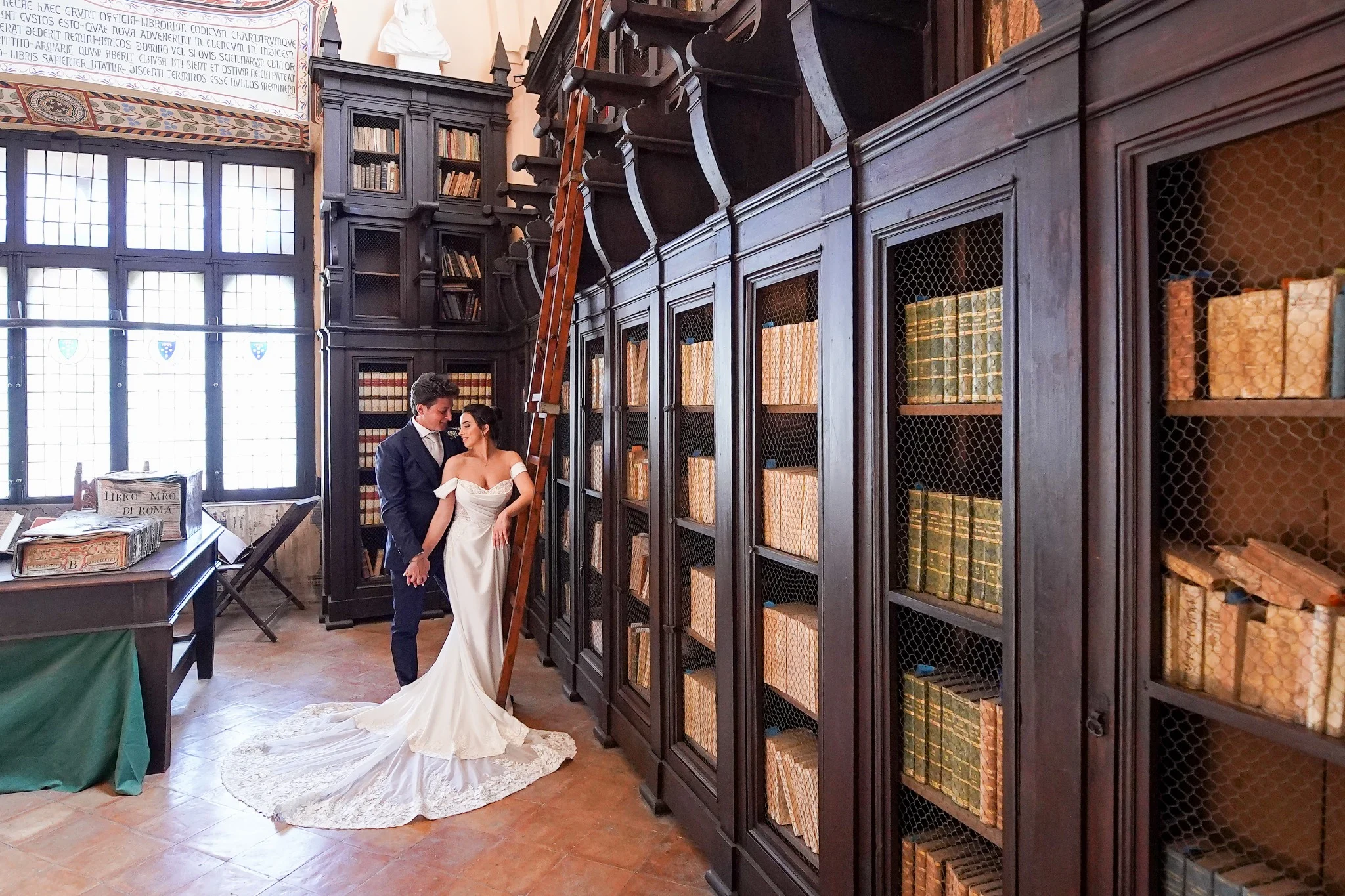 Gli sposi nella luce della biblioteca