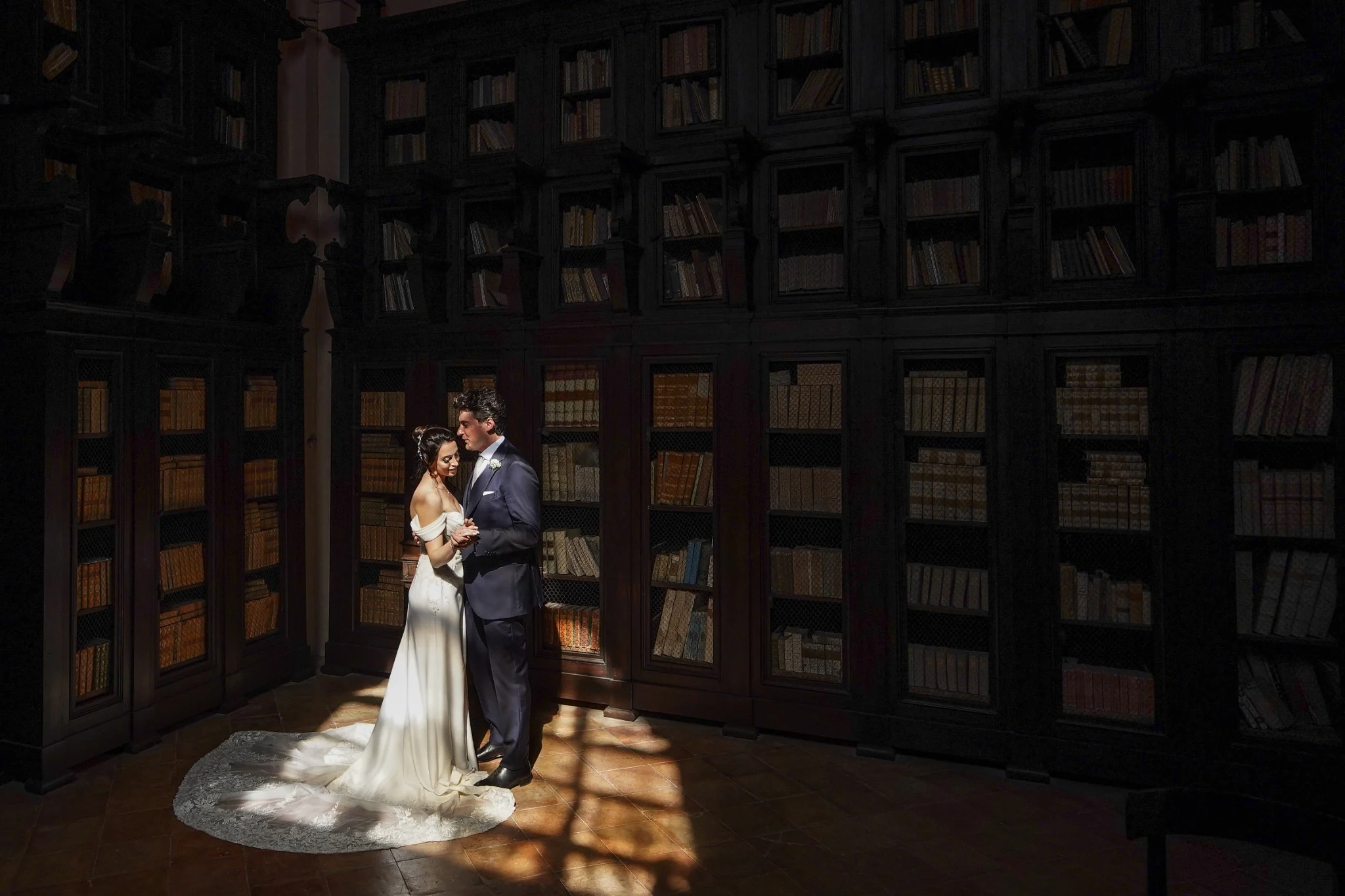 Roberto e Martina nella biblioteca del castello
