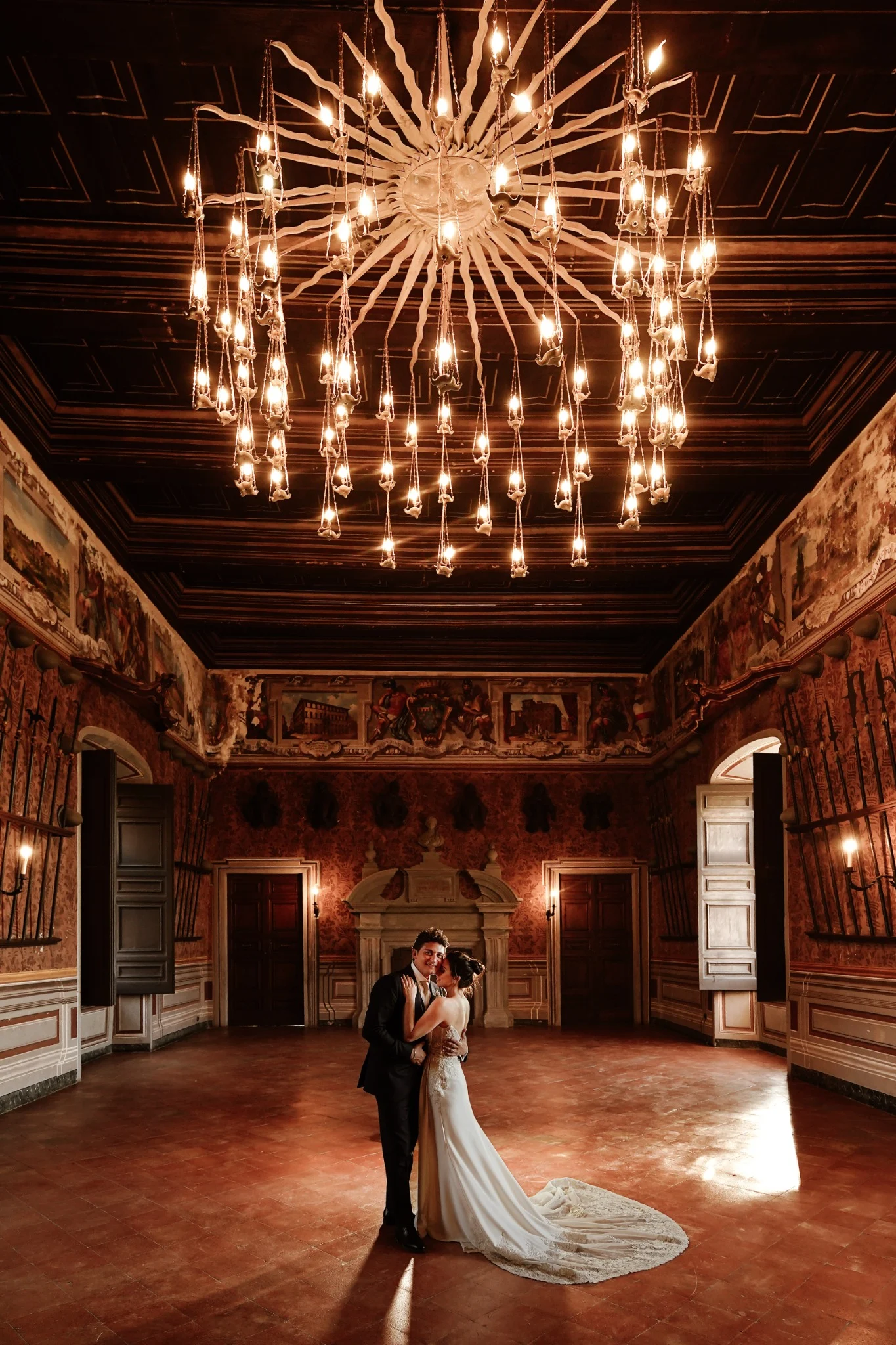 Gli sposi nel salone del castello