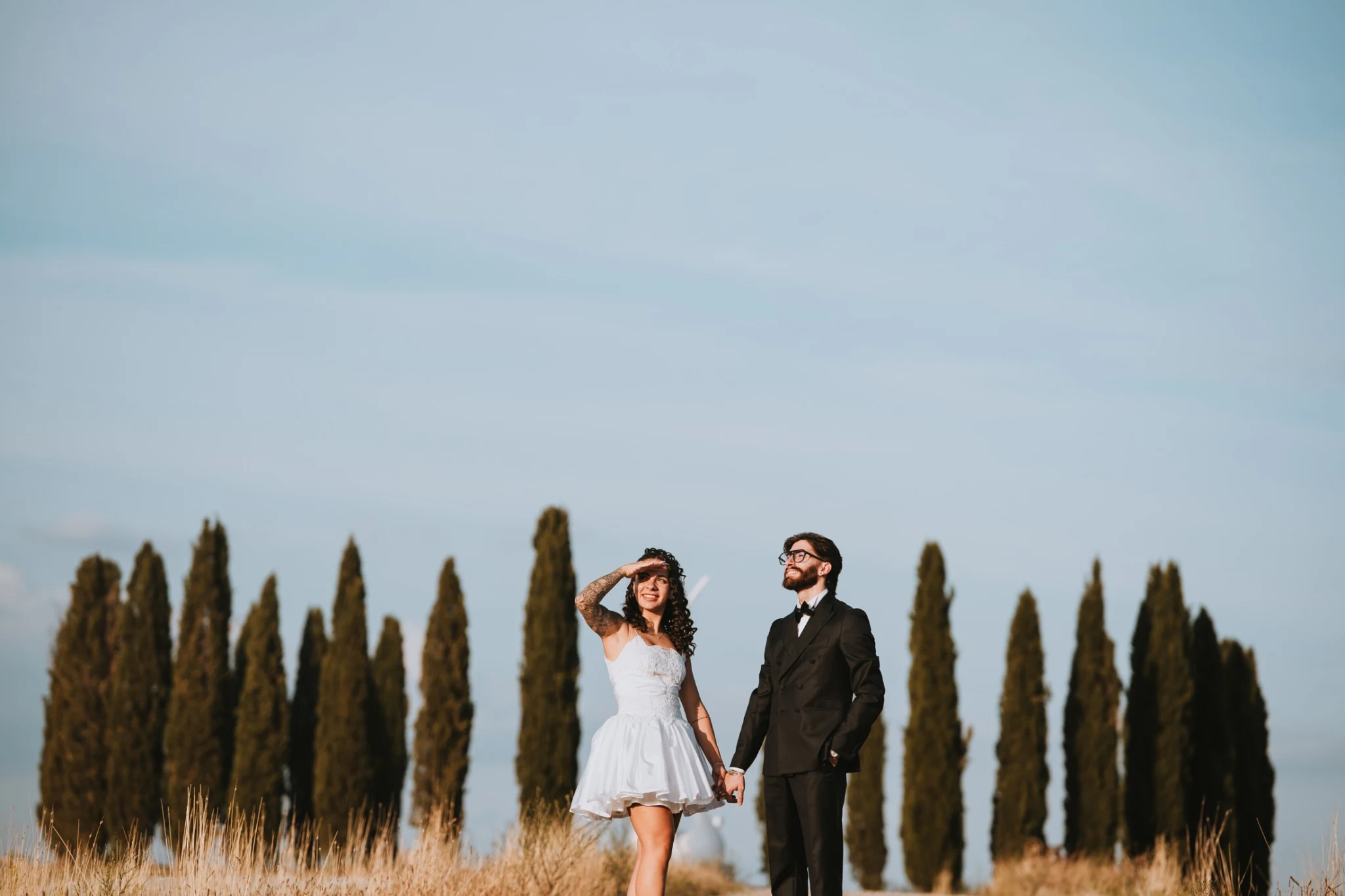 Gli sposi tra i cipressi della campagna toscana
