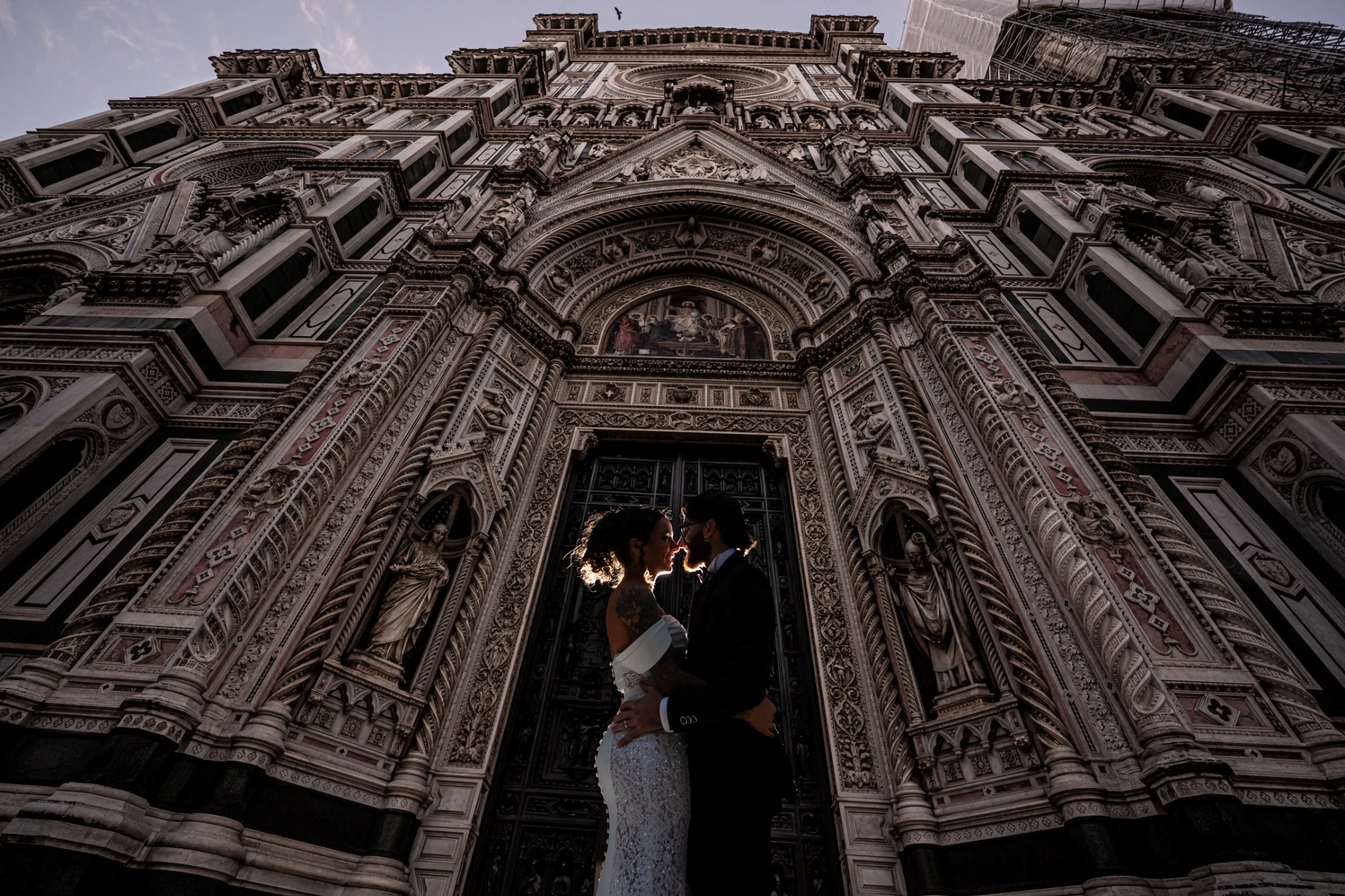 Gli sposi sulla soglia del Duomo di Firenze
