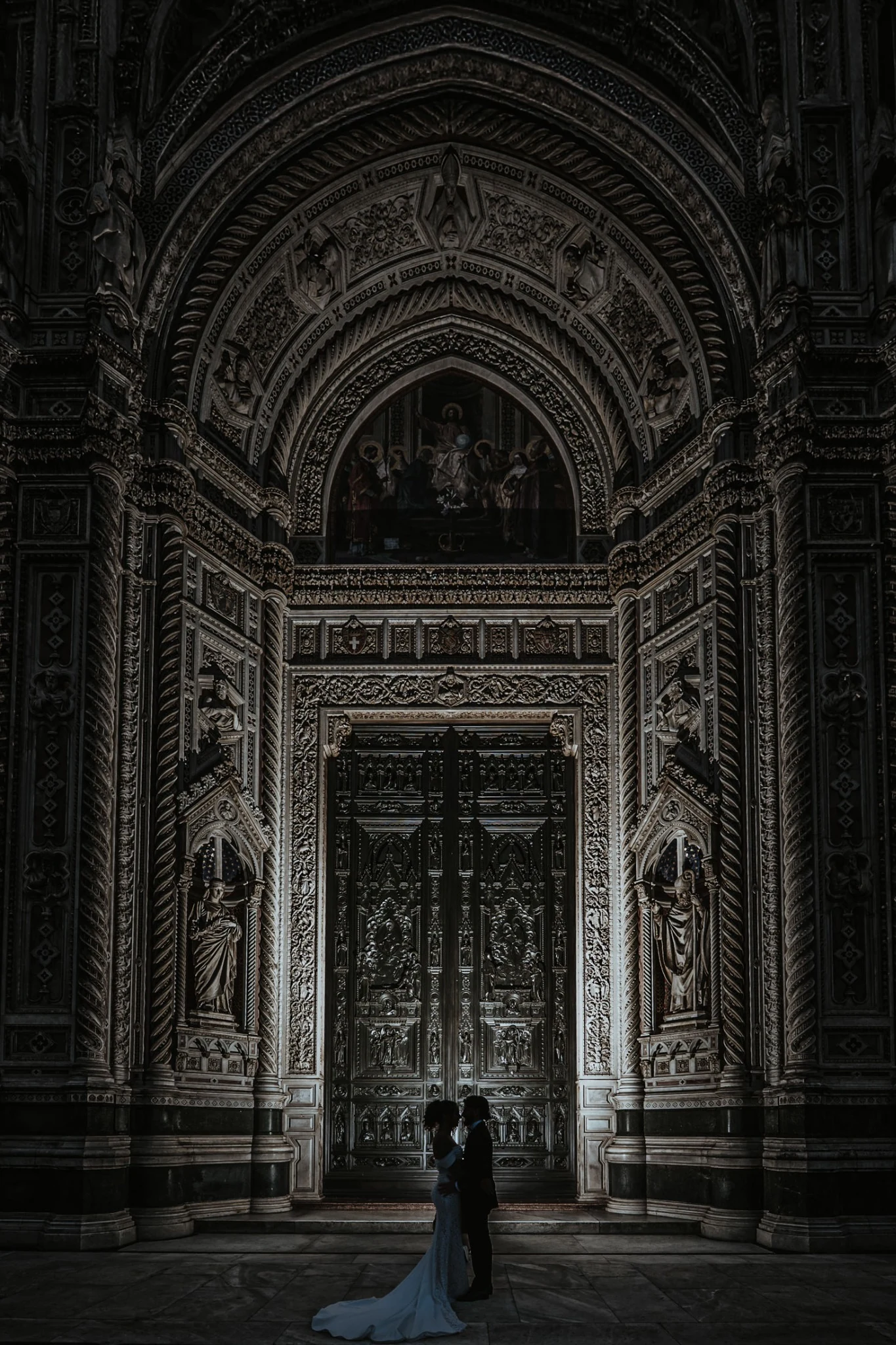 Gli sposi sotto le volte della Loggia dei Lanzi