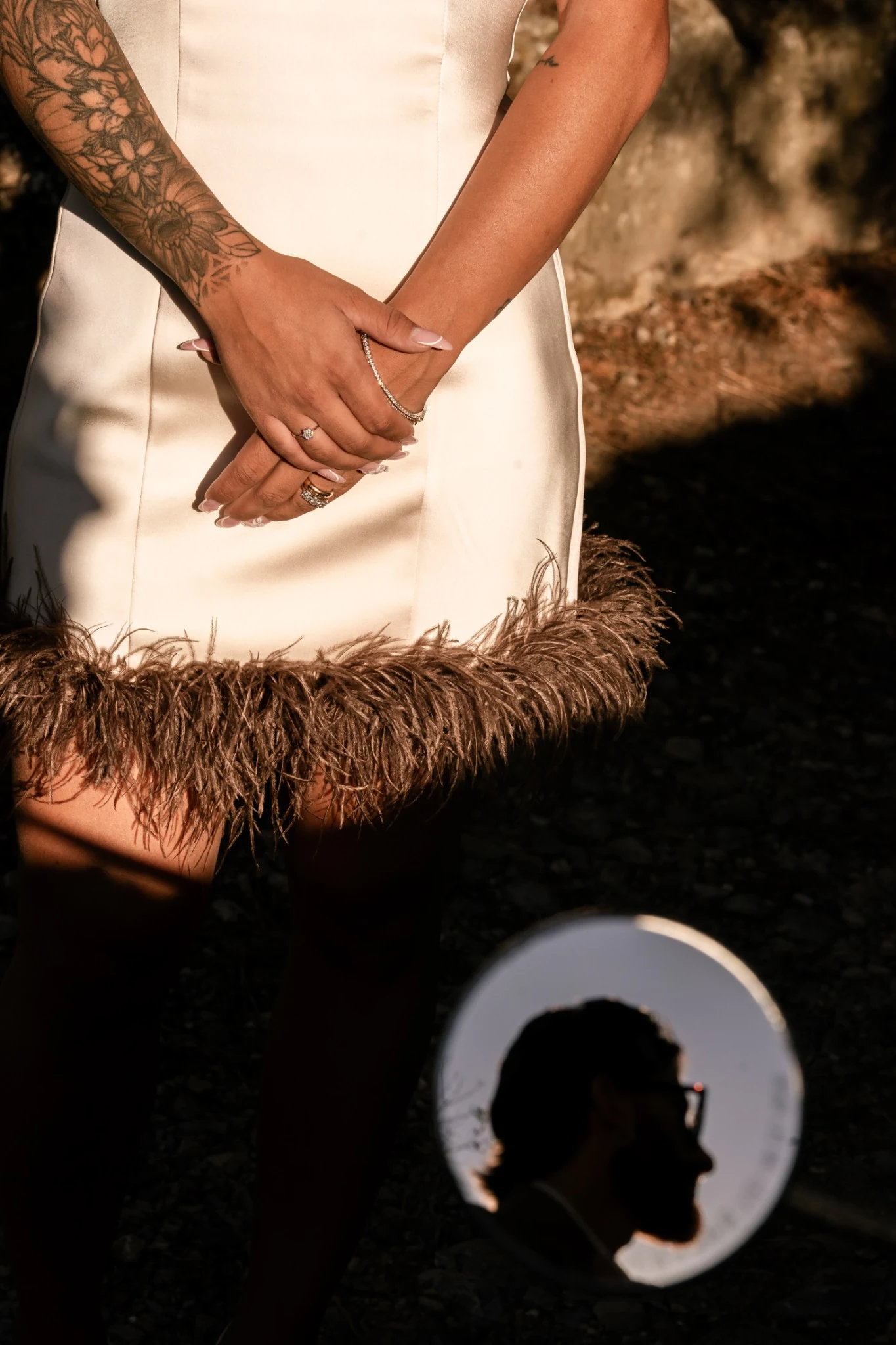 Le mani della sposa e i dettagli della Vespa