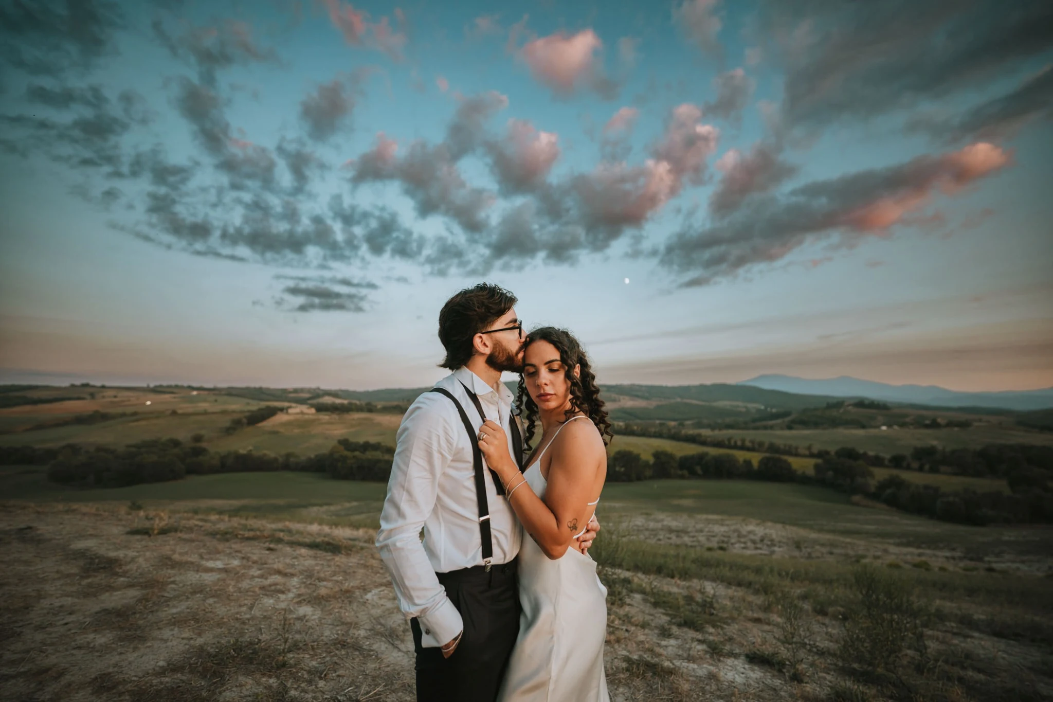 Un bacio degli sposi sotto il cielo toscano