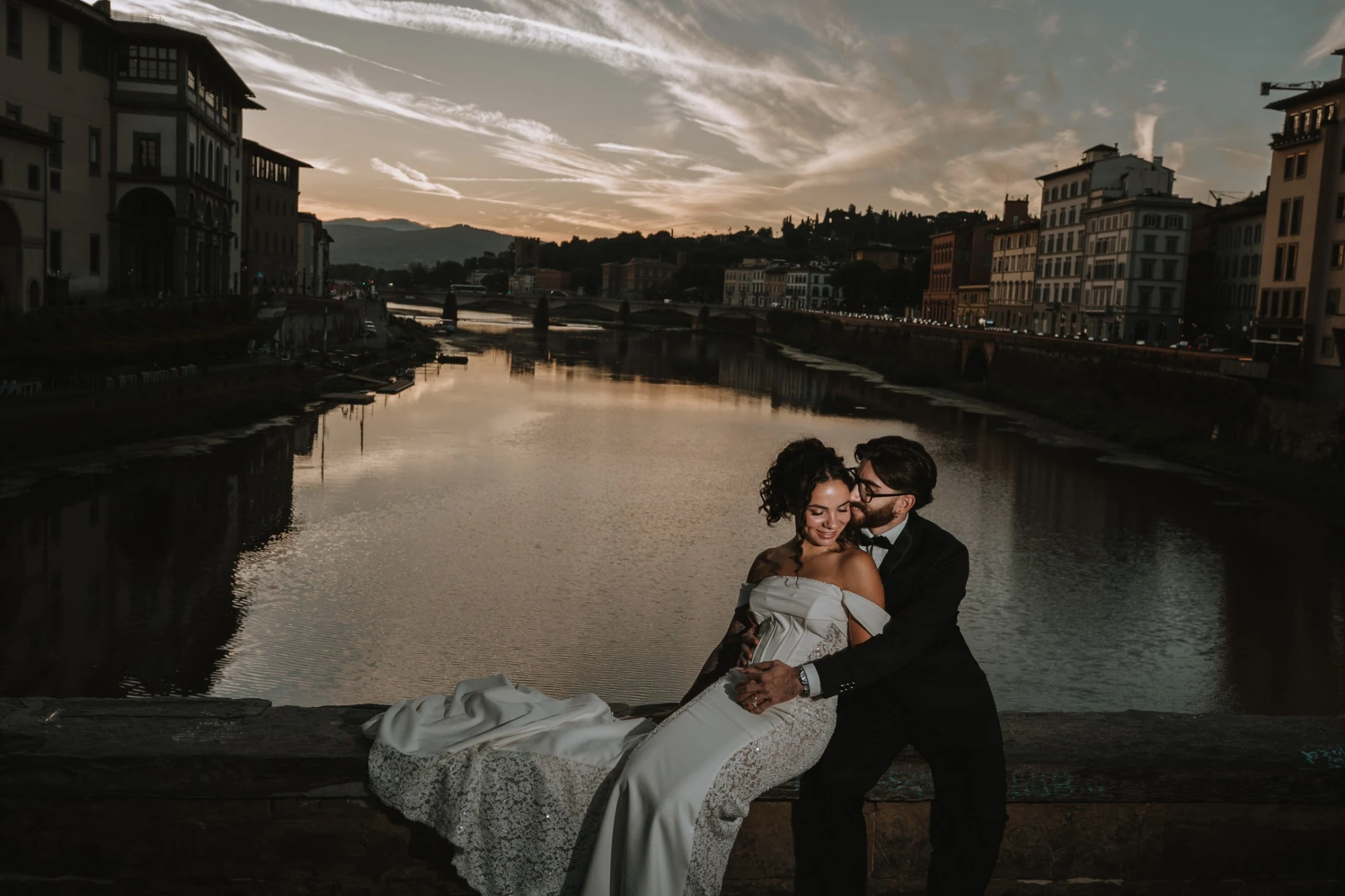 Un abbraccio sul ponte con l’Arno sullo sfondo