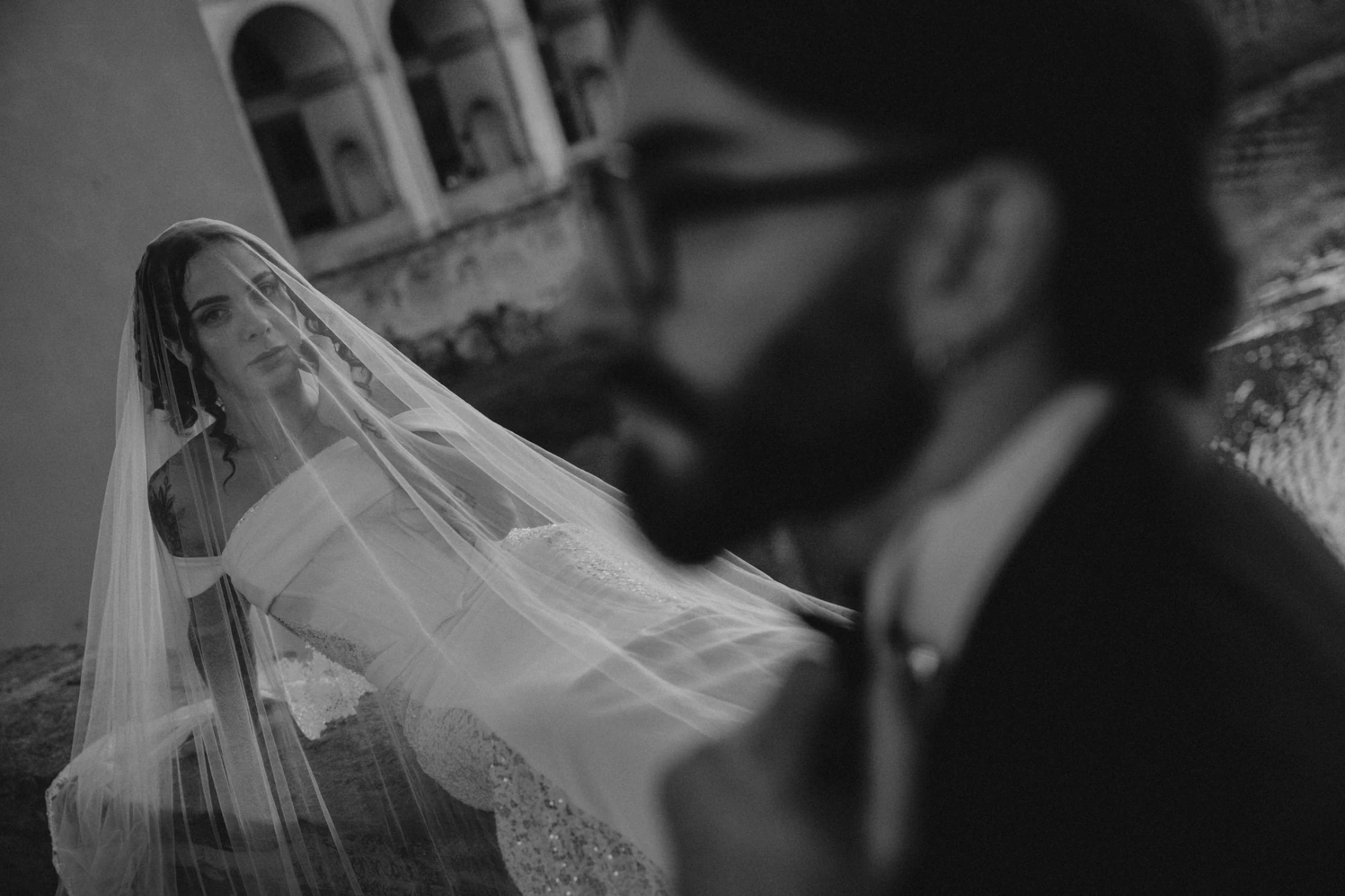 Un bacio attraverso il velo, in bianco e nero