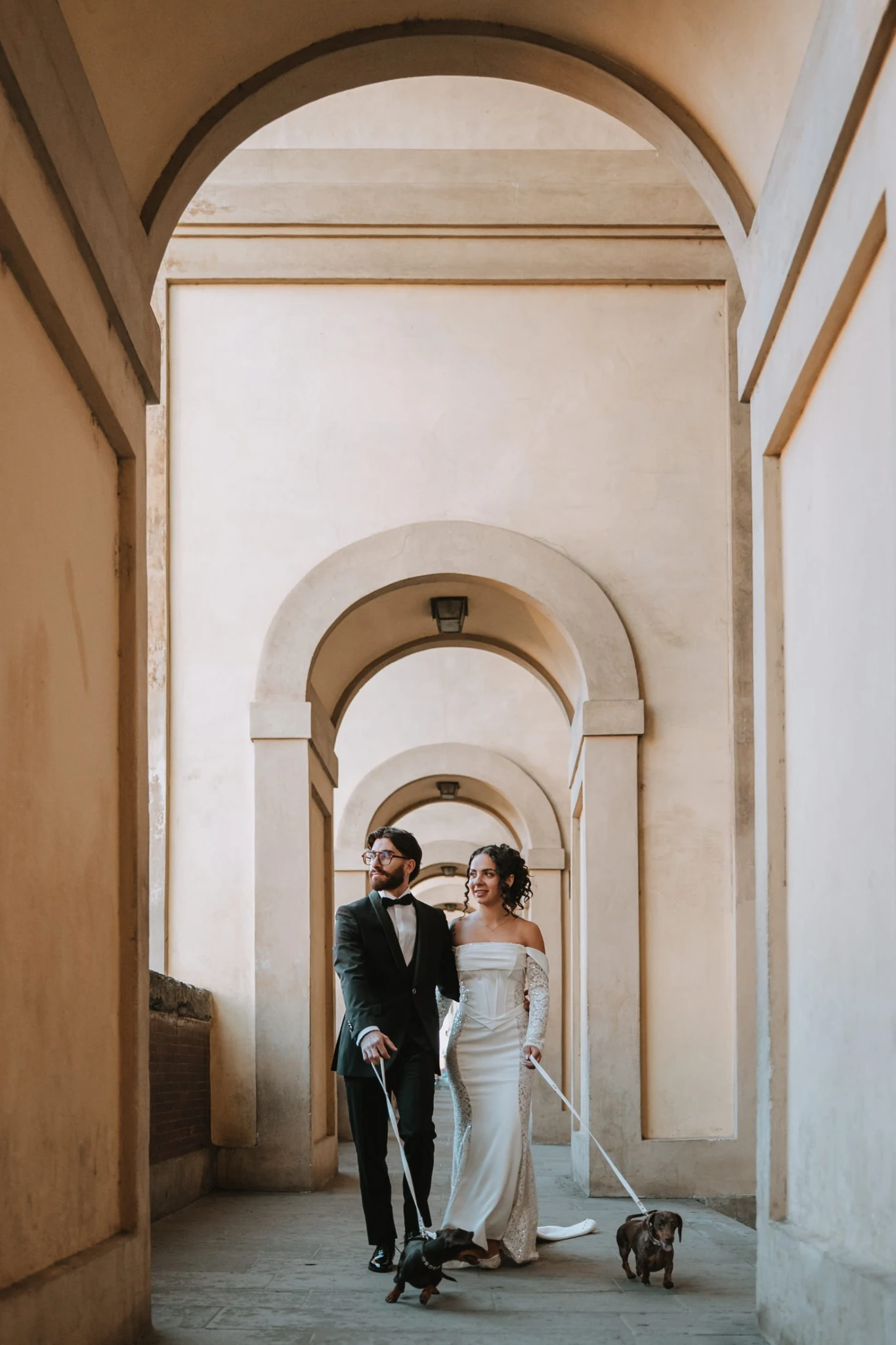 Gli sposi incorniciati dal porticato degli Uffizi