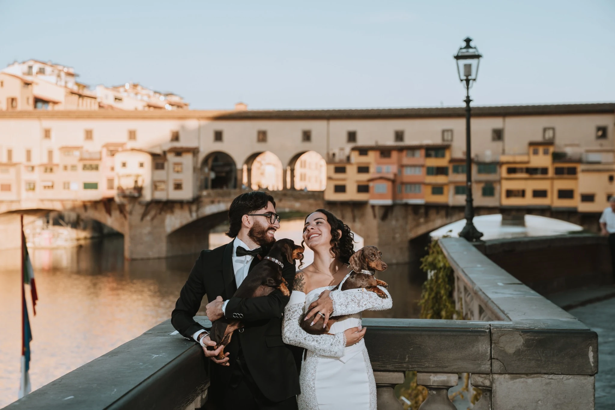 Gli sposi sul ponte con Ponte Vecchio sullo sfondo