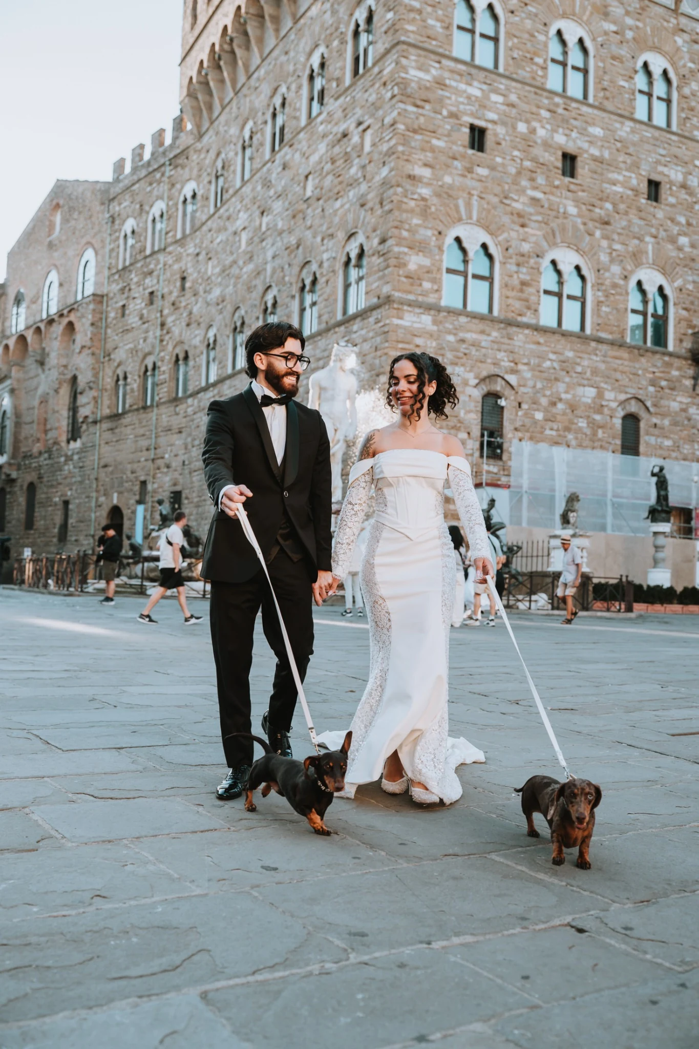 Gli sposi camminano davanti a Palazzo Vecchio