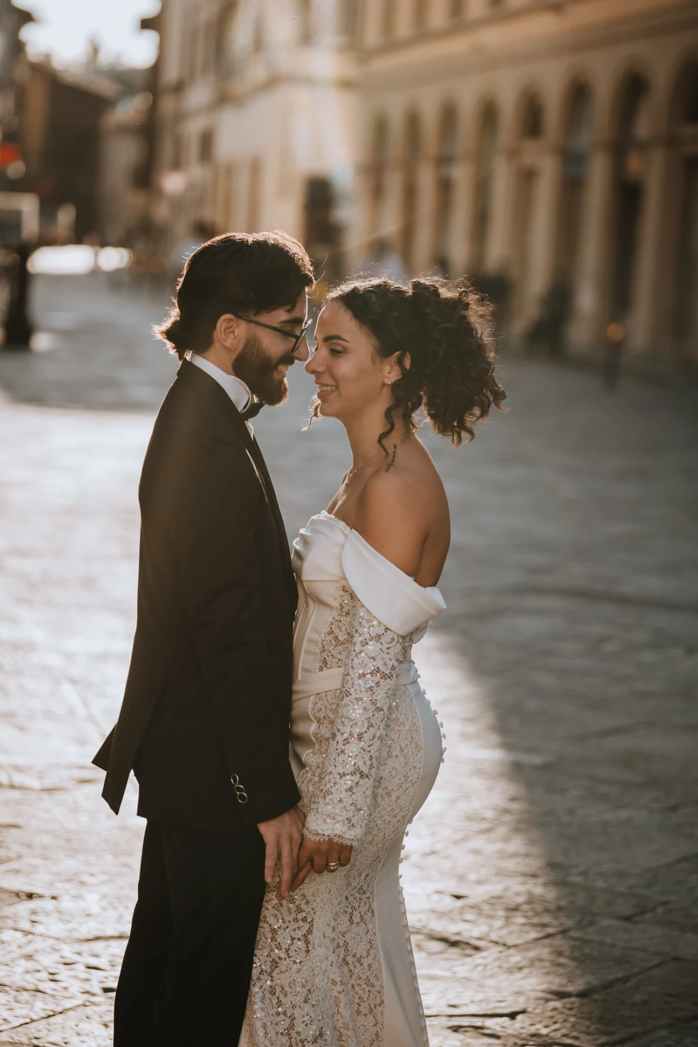 Un bacio nella luce tra le architetture di Firenze