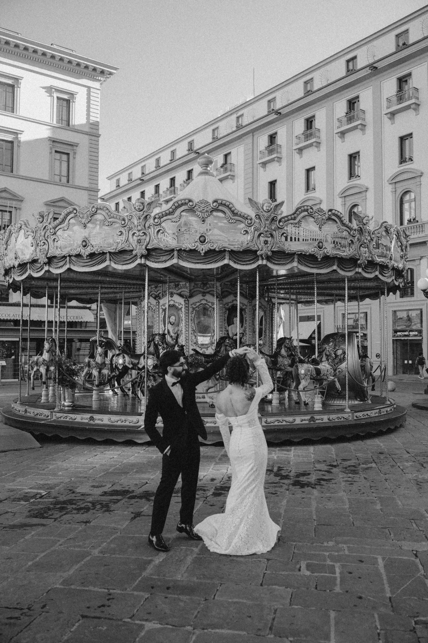 Gli sposi in piazza del Duomo, in bianco e nero