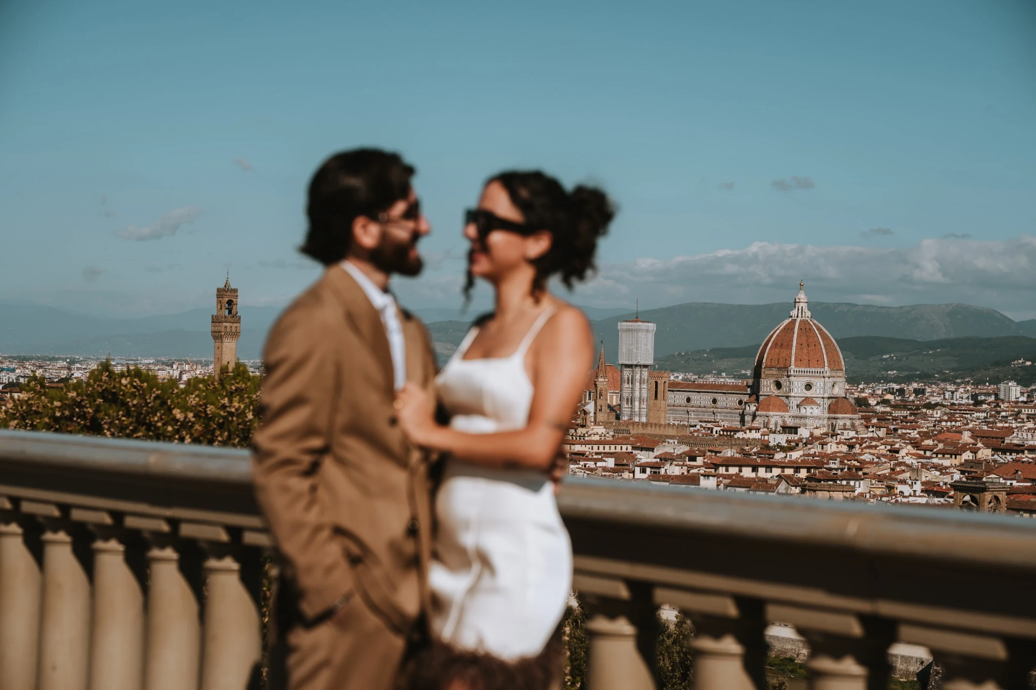 Un bacio con il panorama di Firenze sullo sfondo