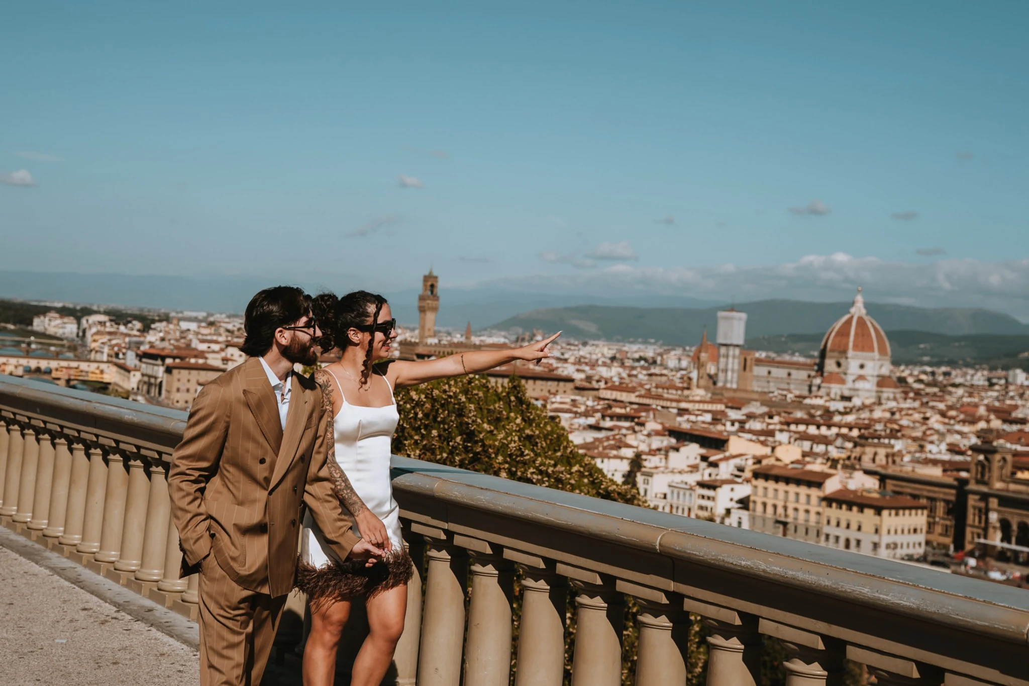 Gli sposi affacciati sul panorama di Firenze