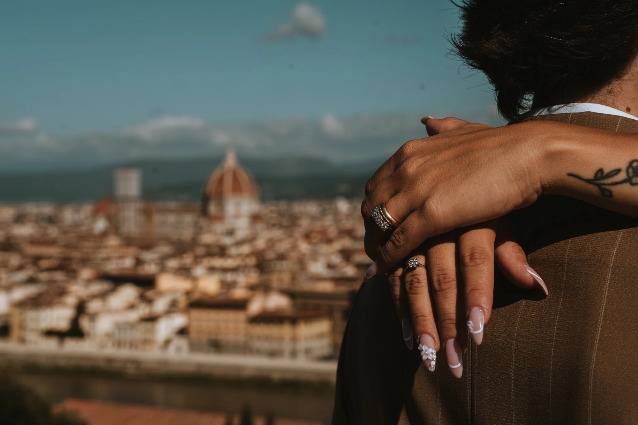 Le mani degli sposi incorniciano il panorama di Firenze