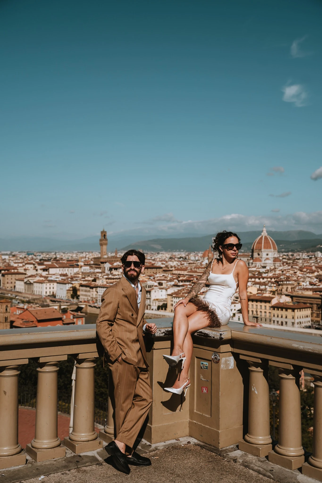 Gli sposi e il cielo azzurro sulla terrazza panoramica