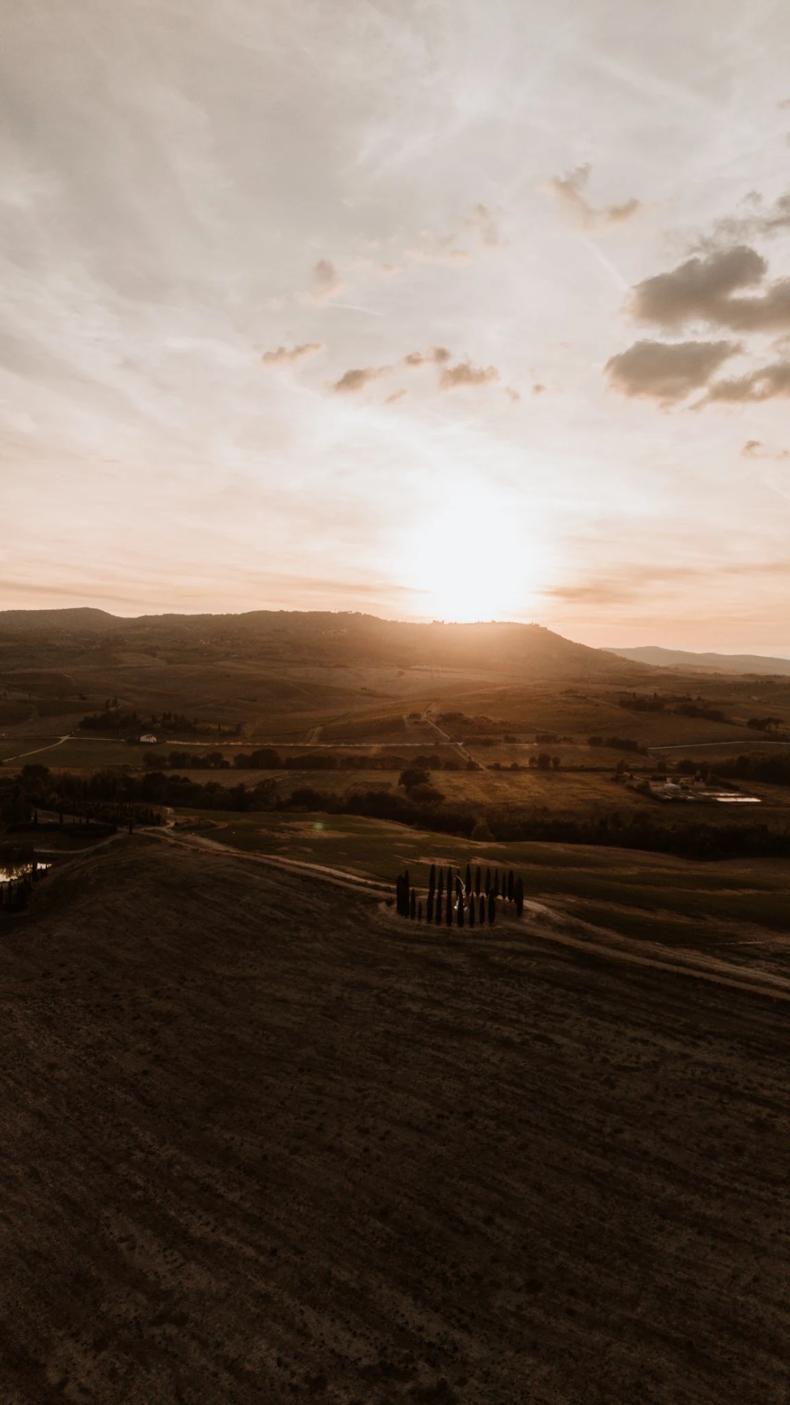 La luce del tramonto sulle colline toscane, vista dal drone