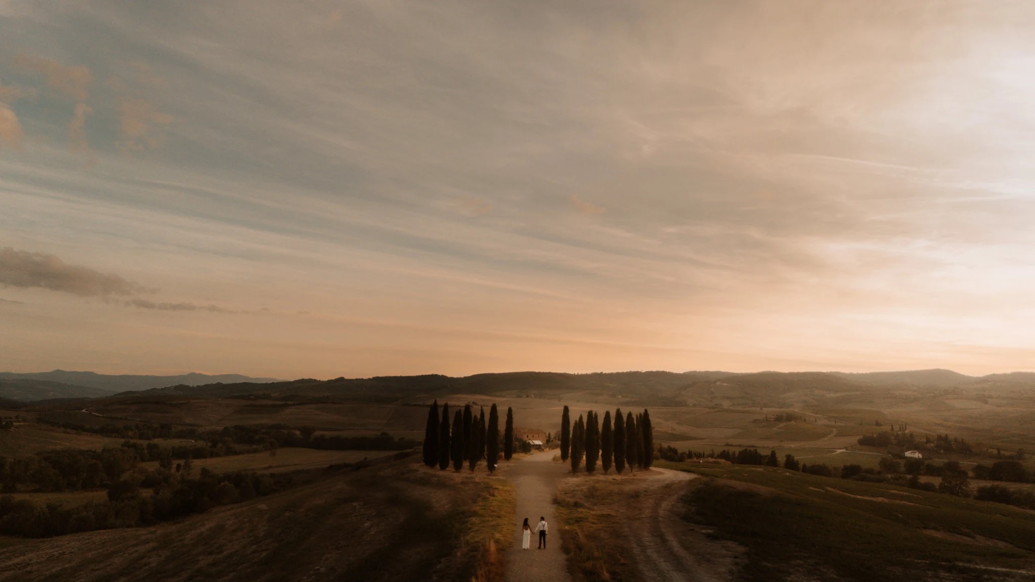 I cipressi e il paesaggio toscano nella luce della sera