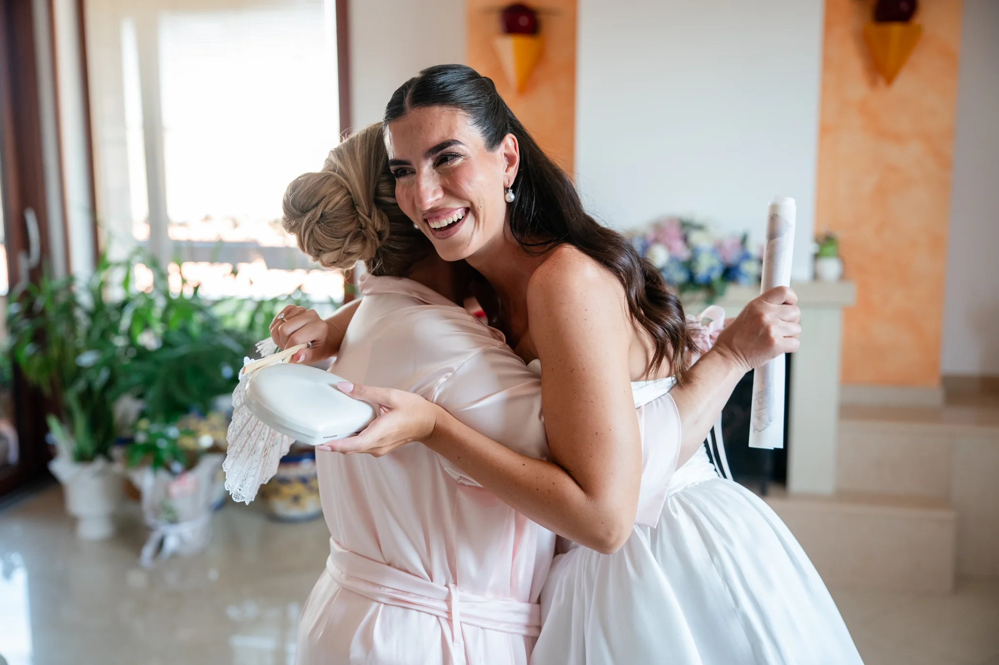 Nicoletta con il bouquet vicino alla finestra