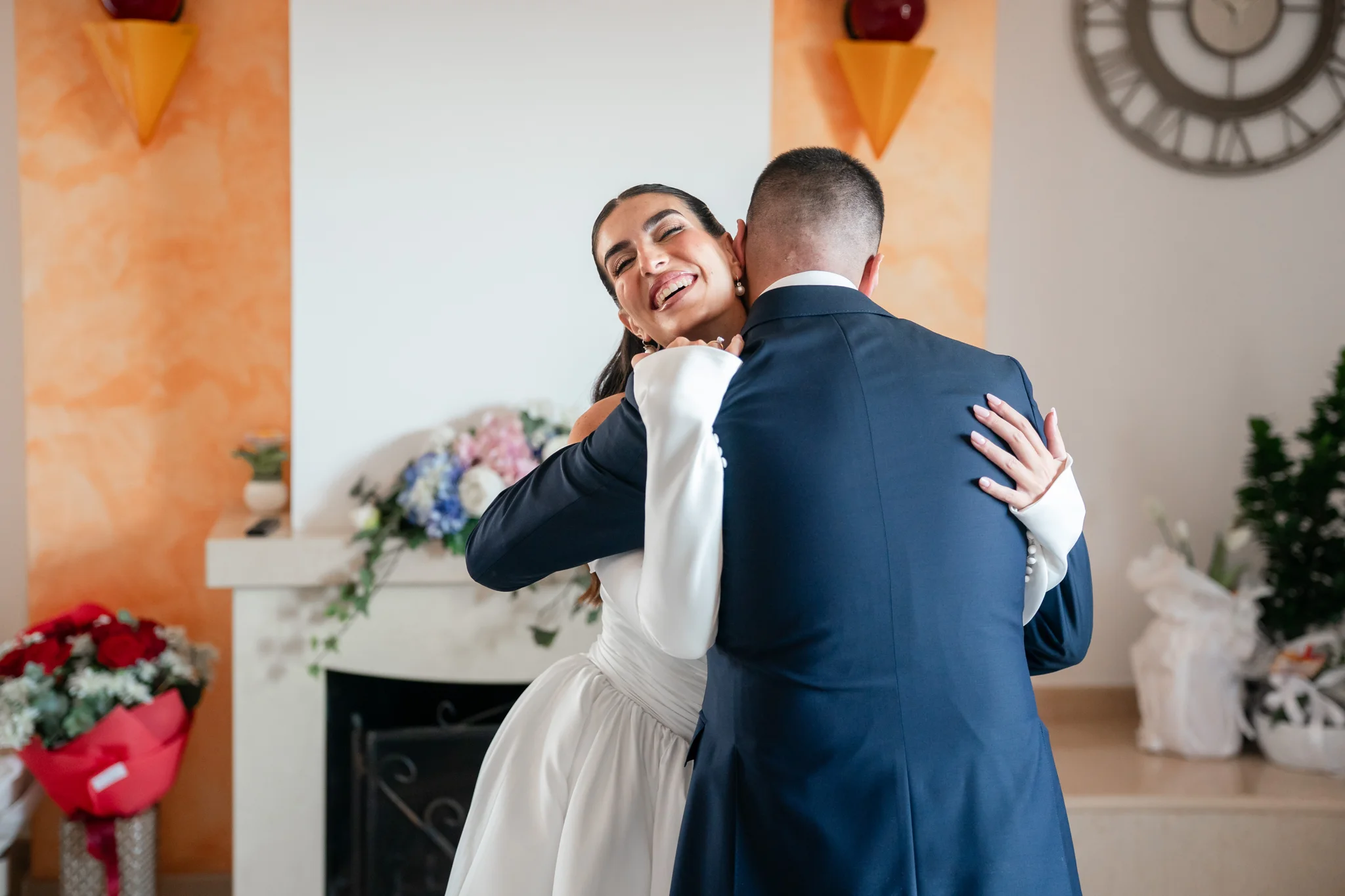 Un abbraccio tra Giuseppe e un familiare