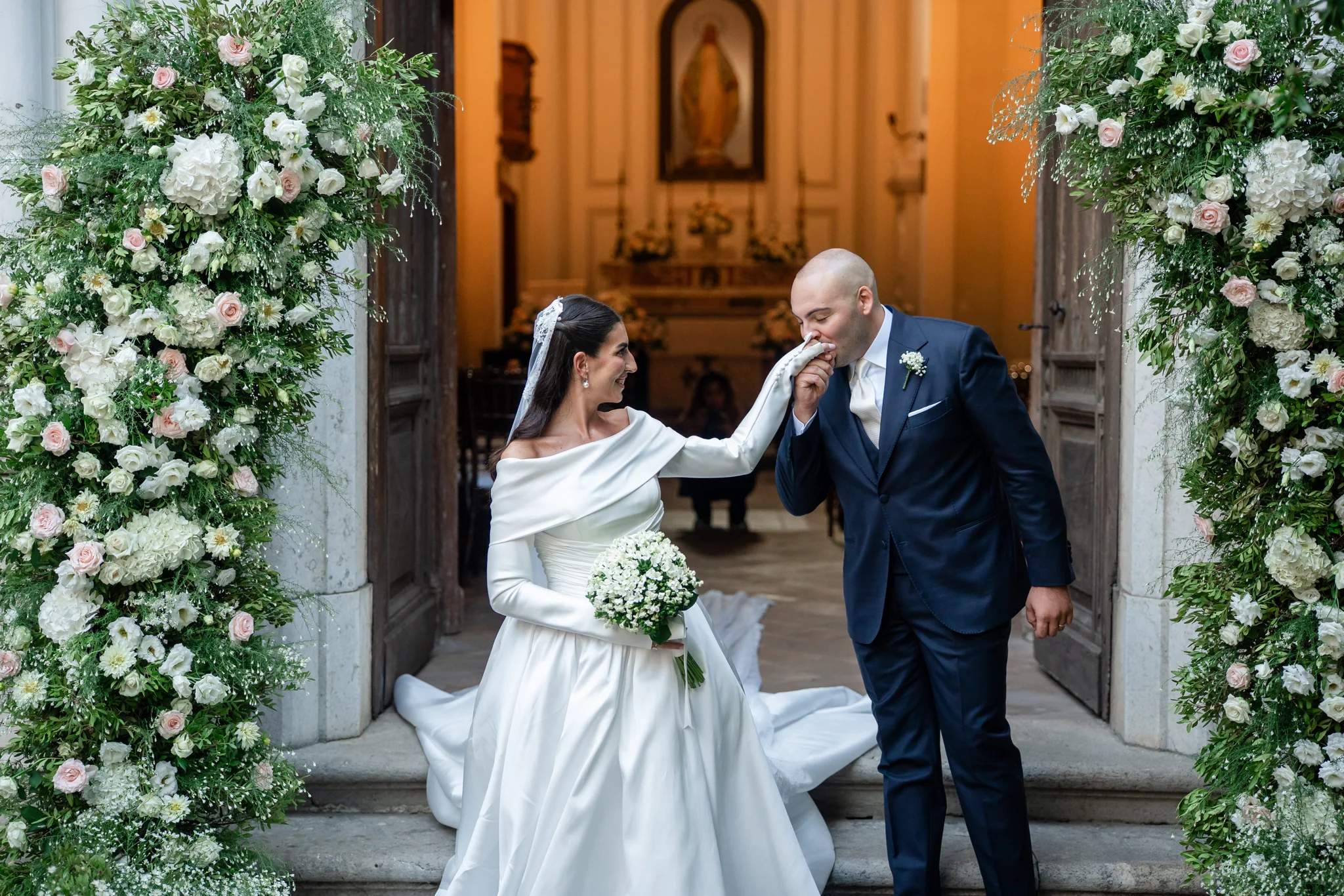 Nicoletta e Giuseppe sulla soglia, tra i fiori
