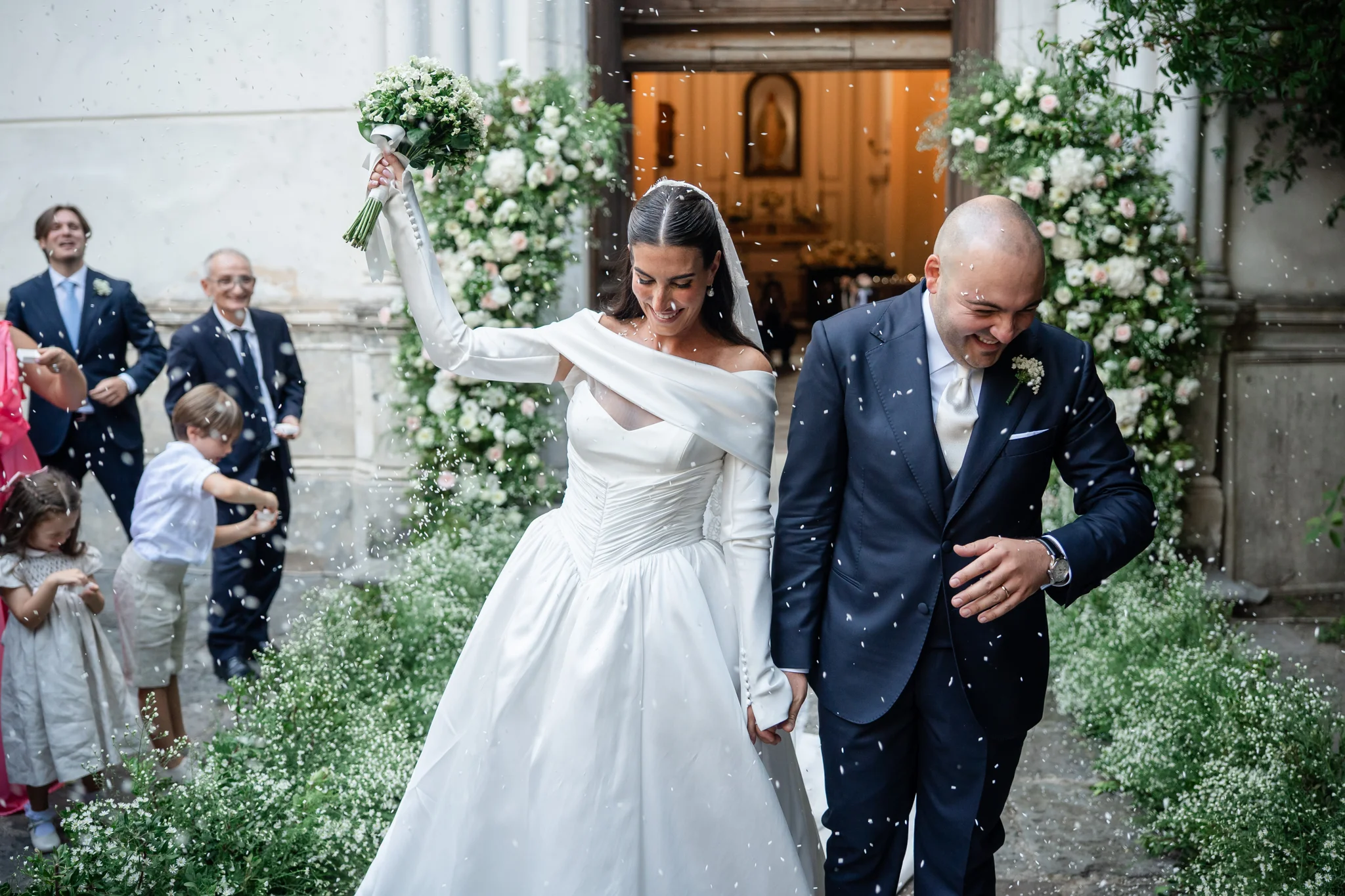 Nicoletta e Giuseppe tra i sorrisi degli invitati