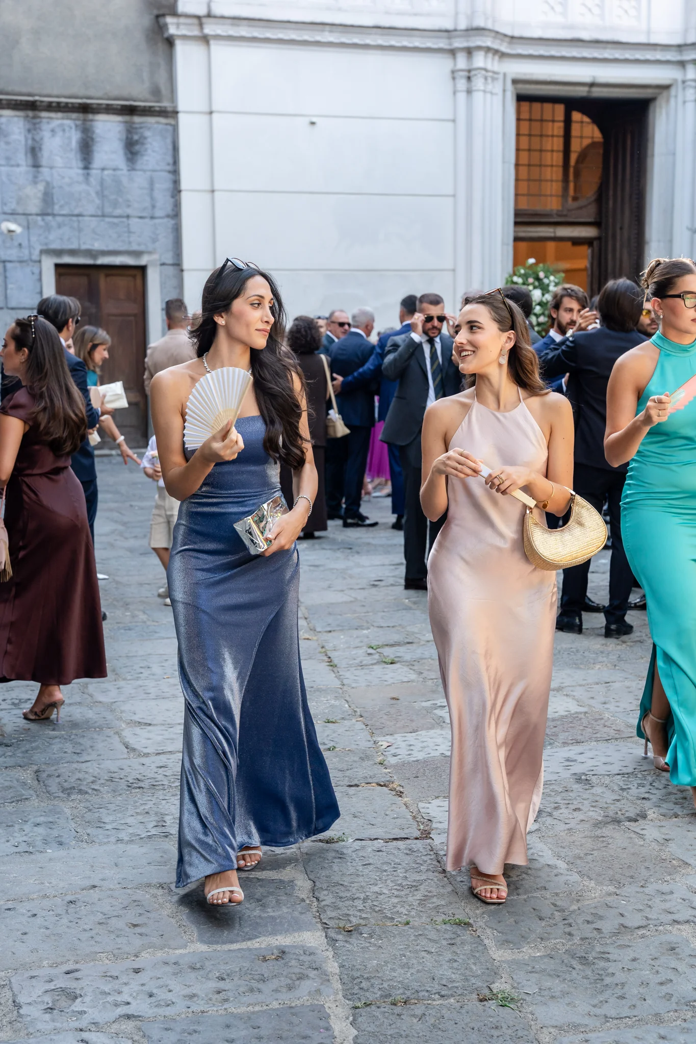 Le invitate camminano insieme