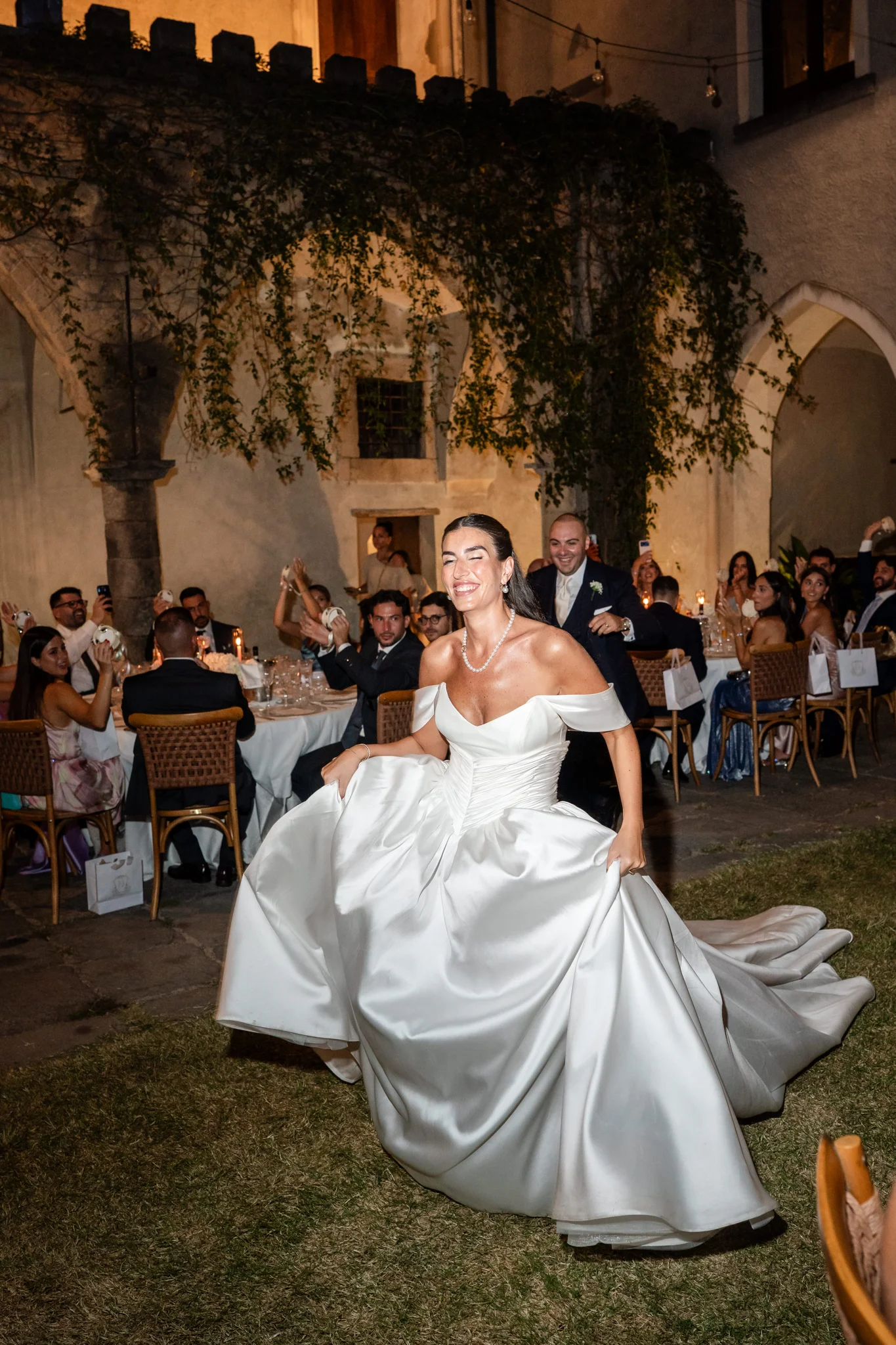 Nicoletta e Giuseppe entrano alla festa nella corte