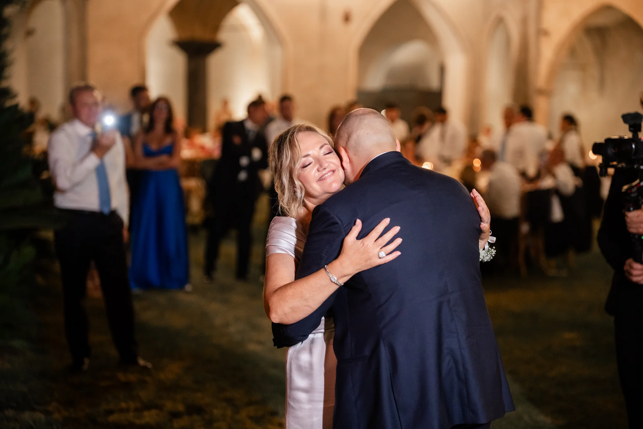 Un abbraccio durante i balli della serata
