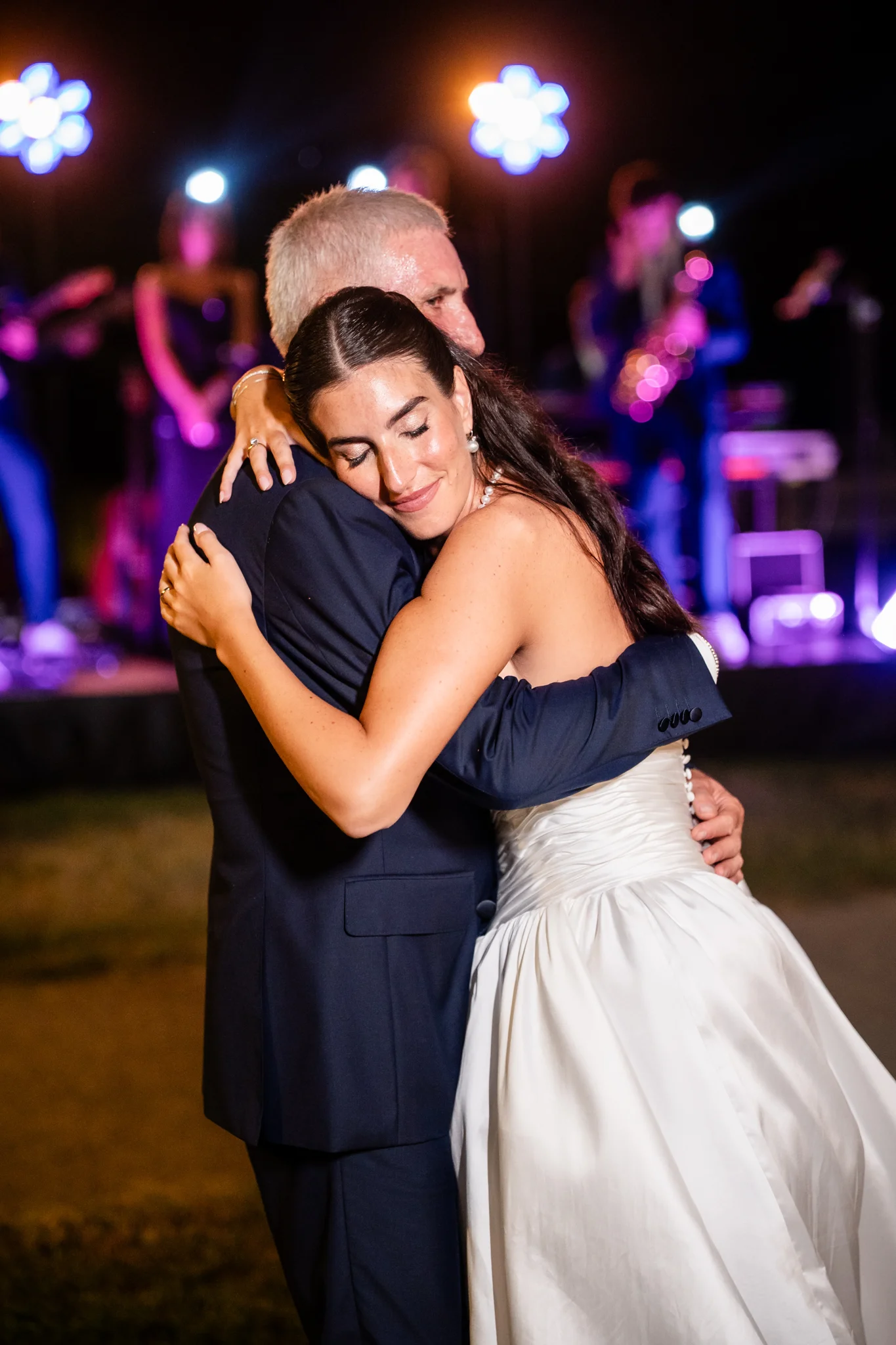 Gli invitati ballano durante la festa