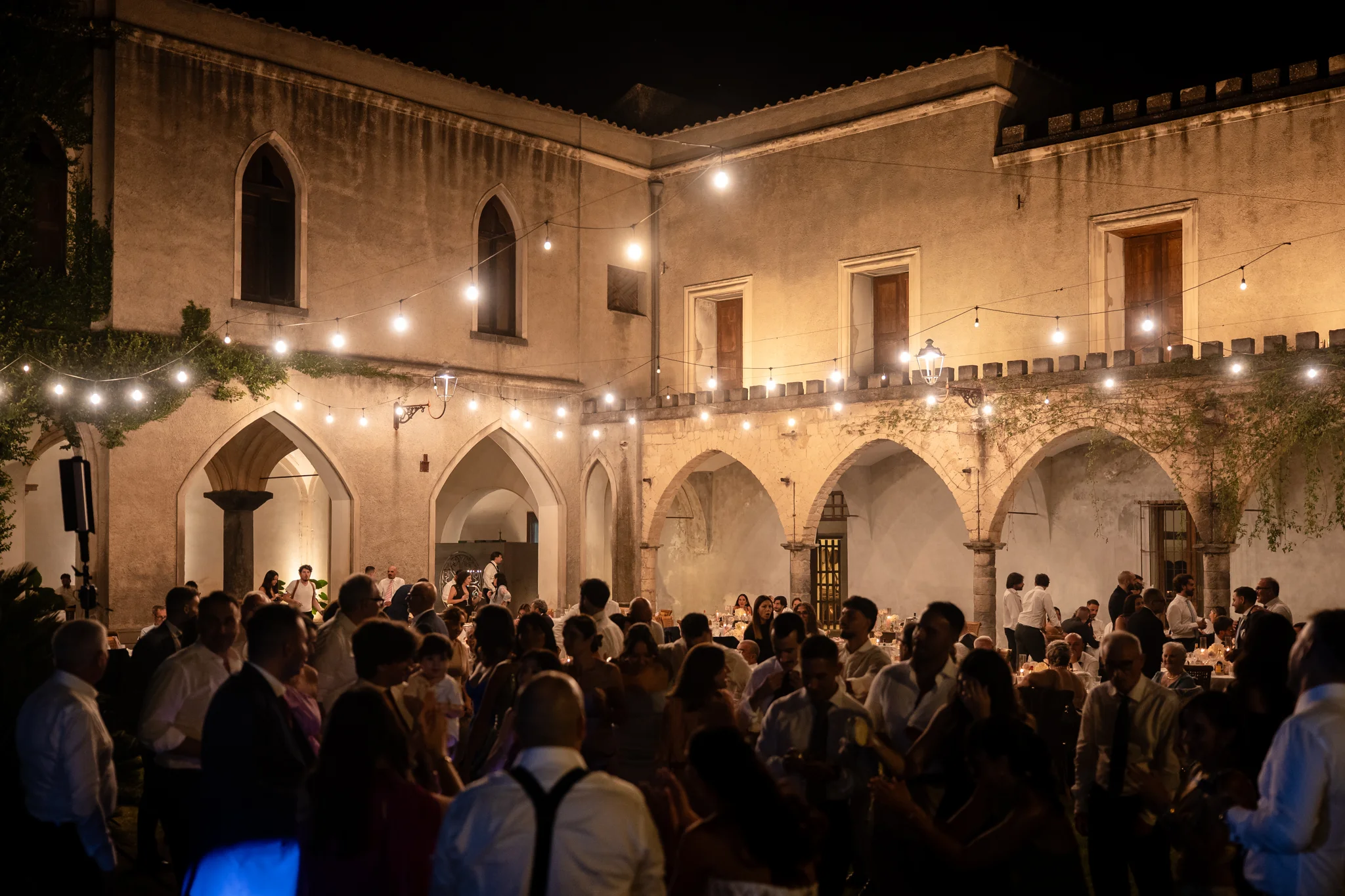 La corte di Villa Ravaschieri durante la festa notturna