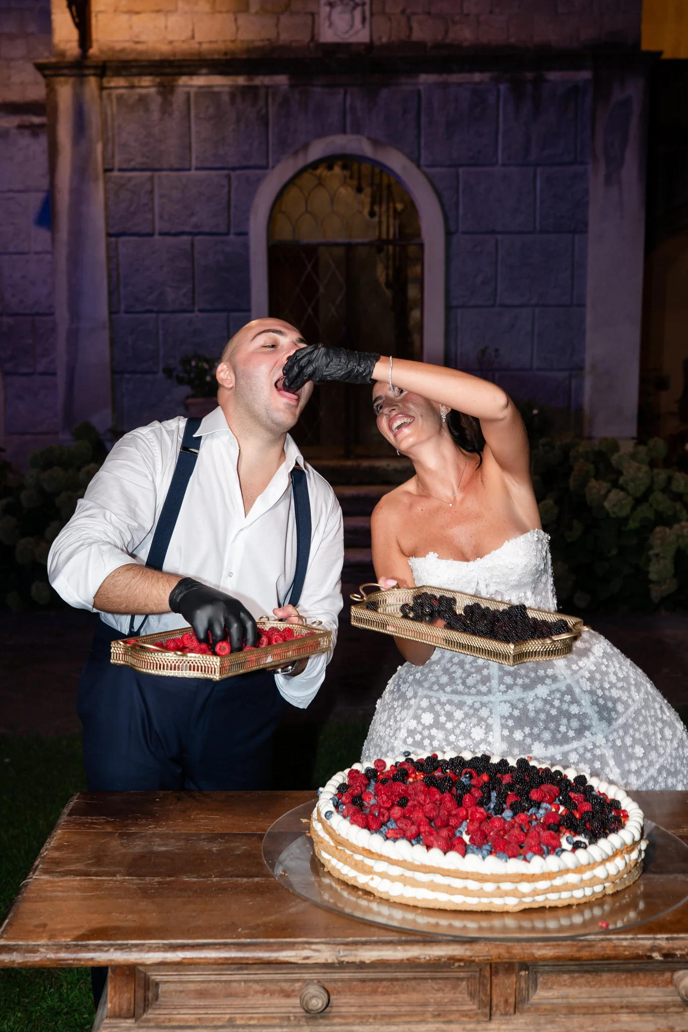 Gli sposi tagliano insieme la torta nuziale