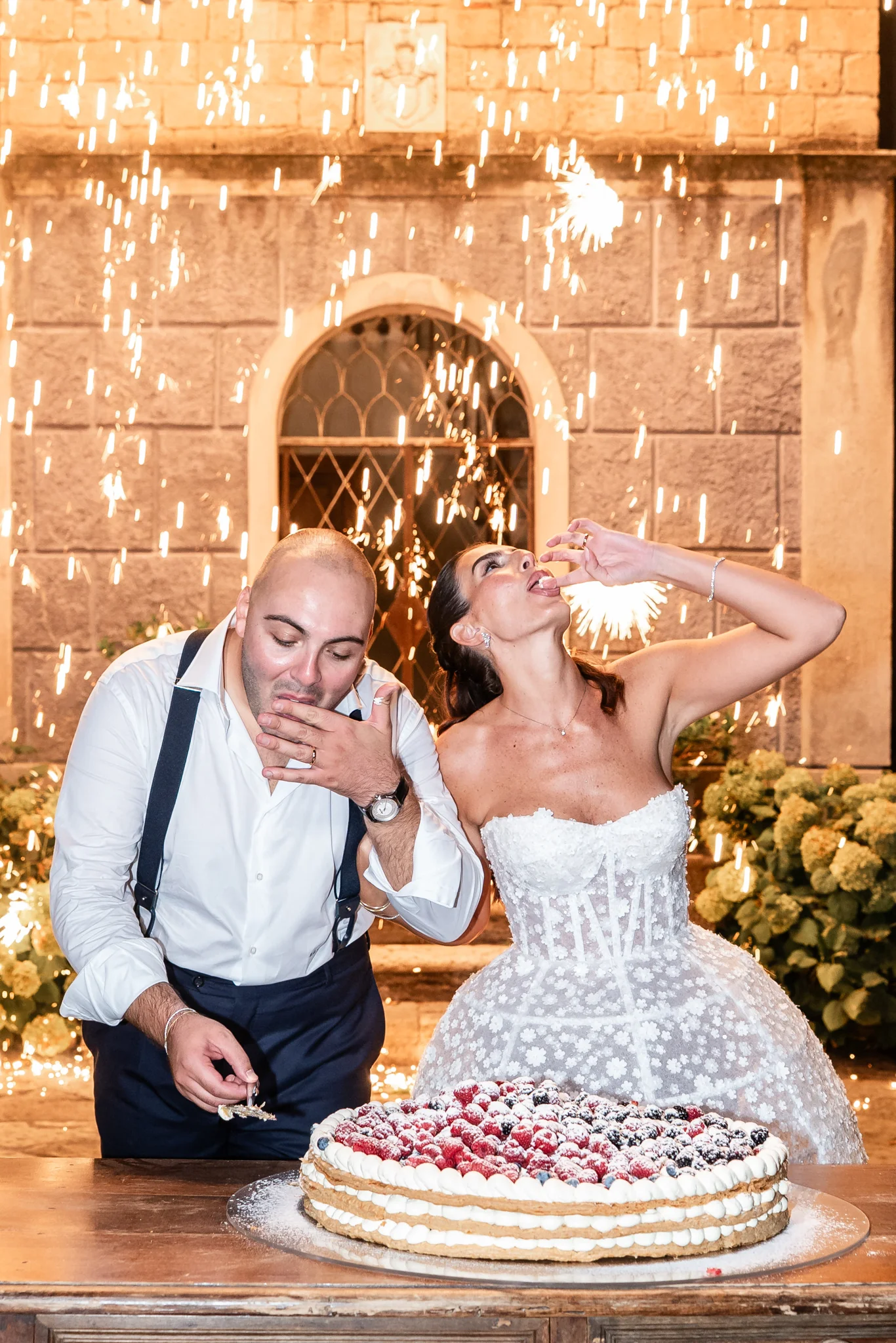 Nicoletta e Giuseppe festeggiano dopo il taglio della torta