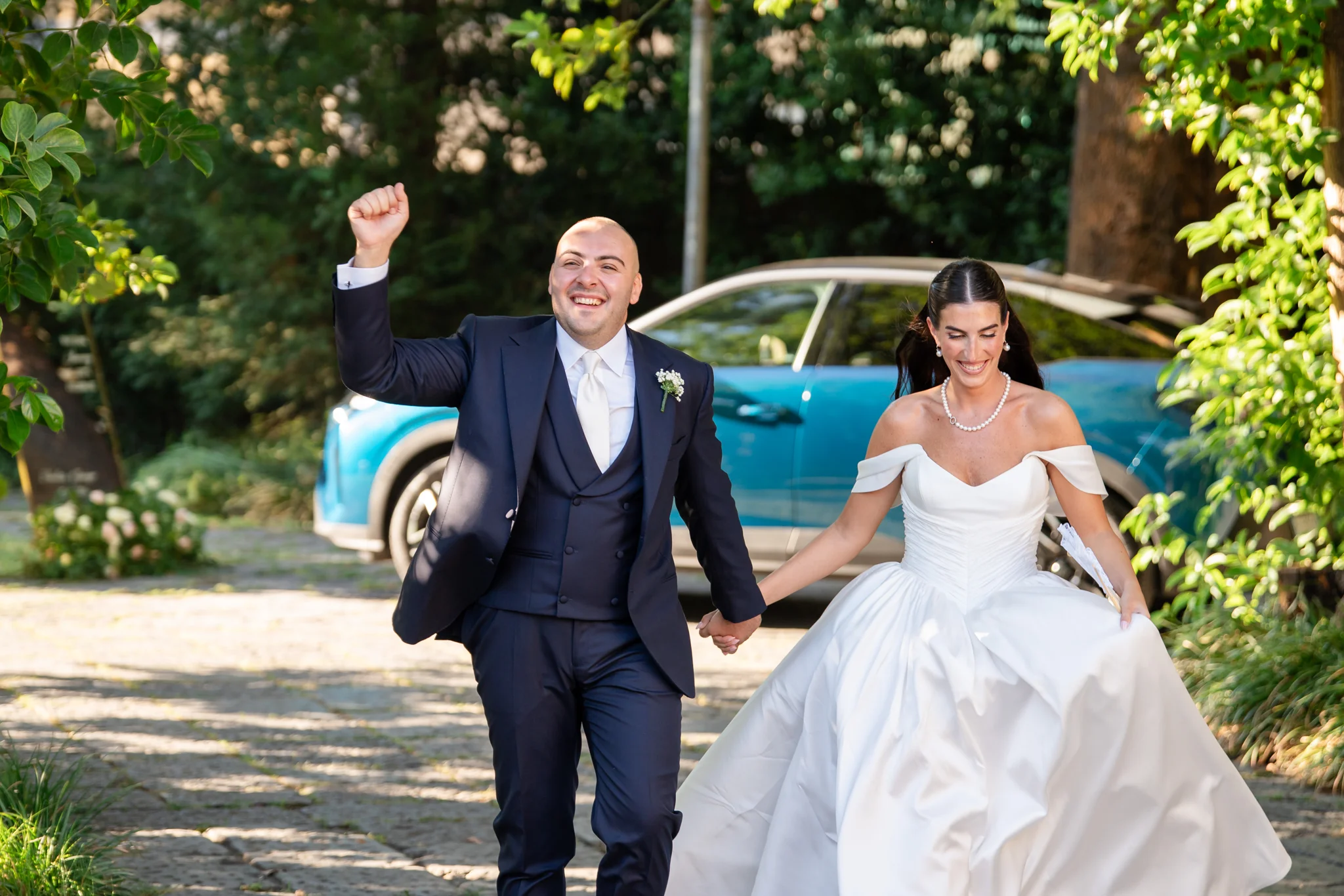 Gli sposi camminano mano nella mano nel giardino