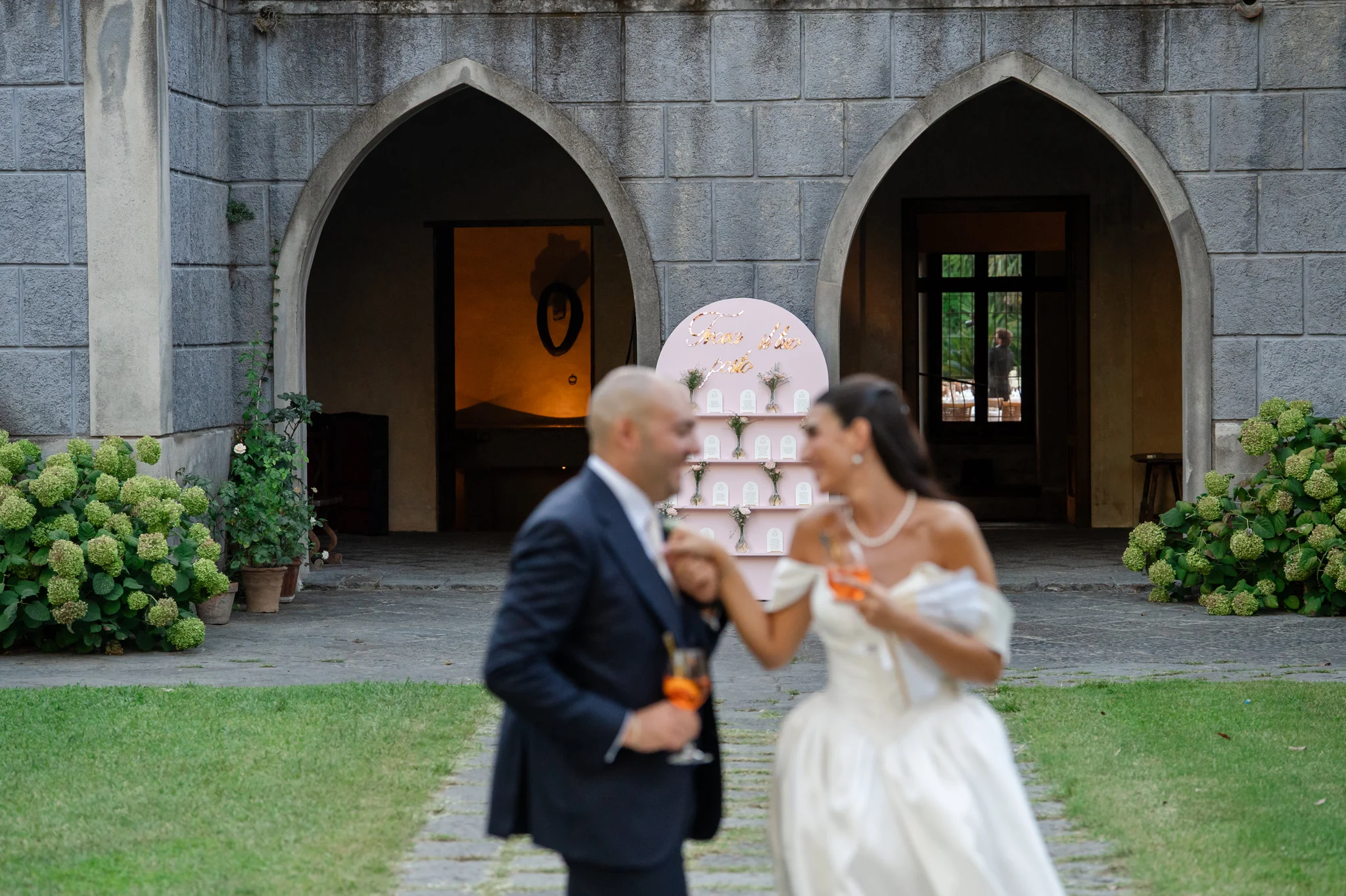 Nicoletta e Giuseppe brindano davanti alla dimora storica